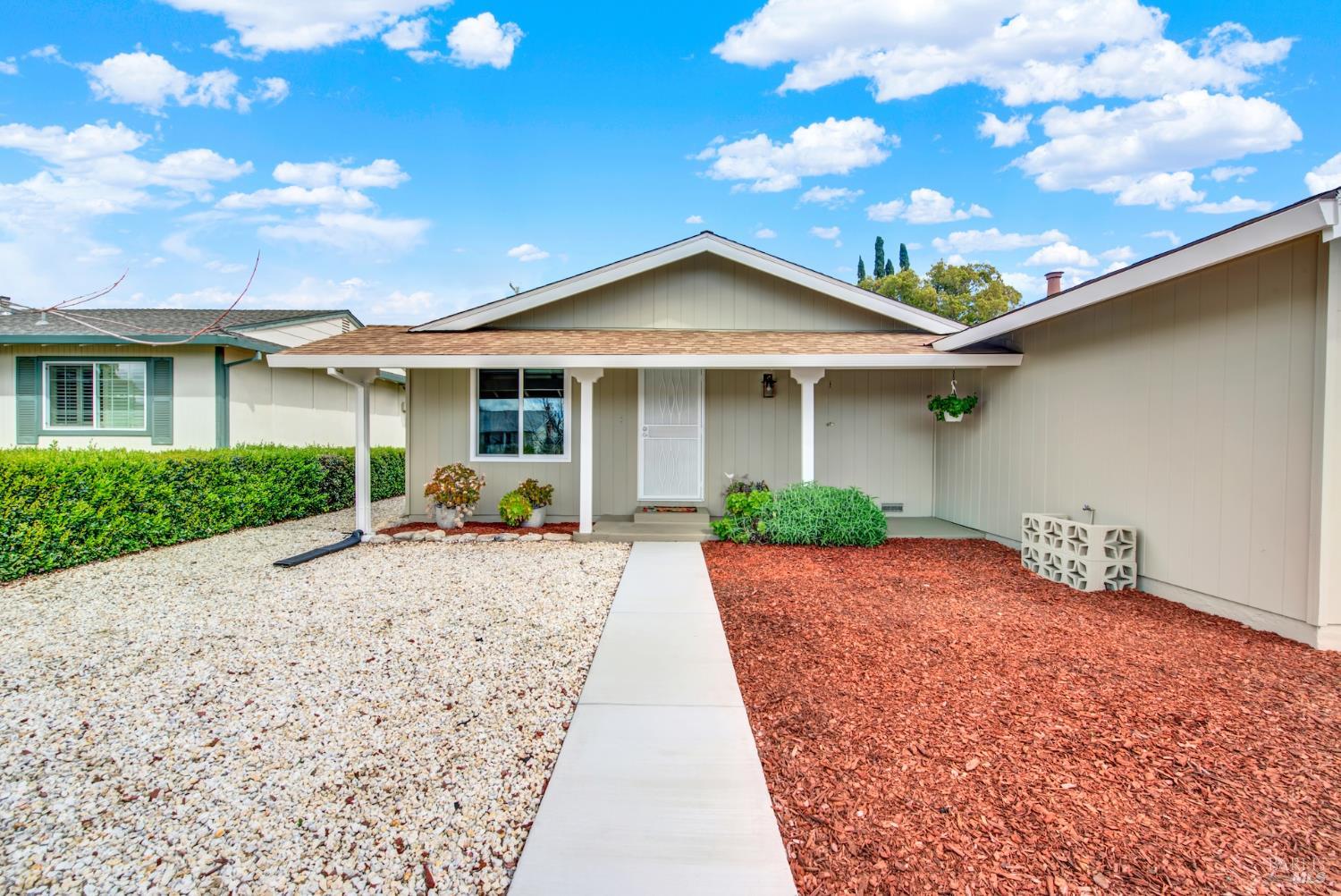 Detail Gallery Image 5 of 41 For 129 Carlsbad Cir, Vacaville,  CA 95687 - 2 Beds | 1 Baths