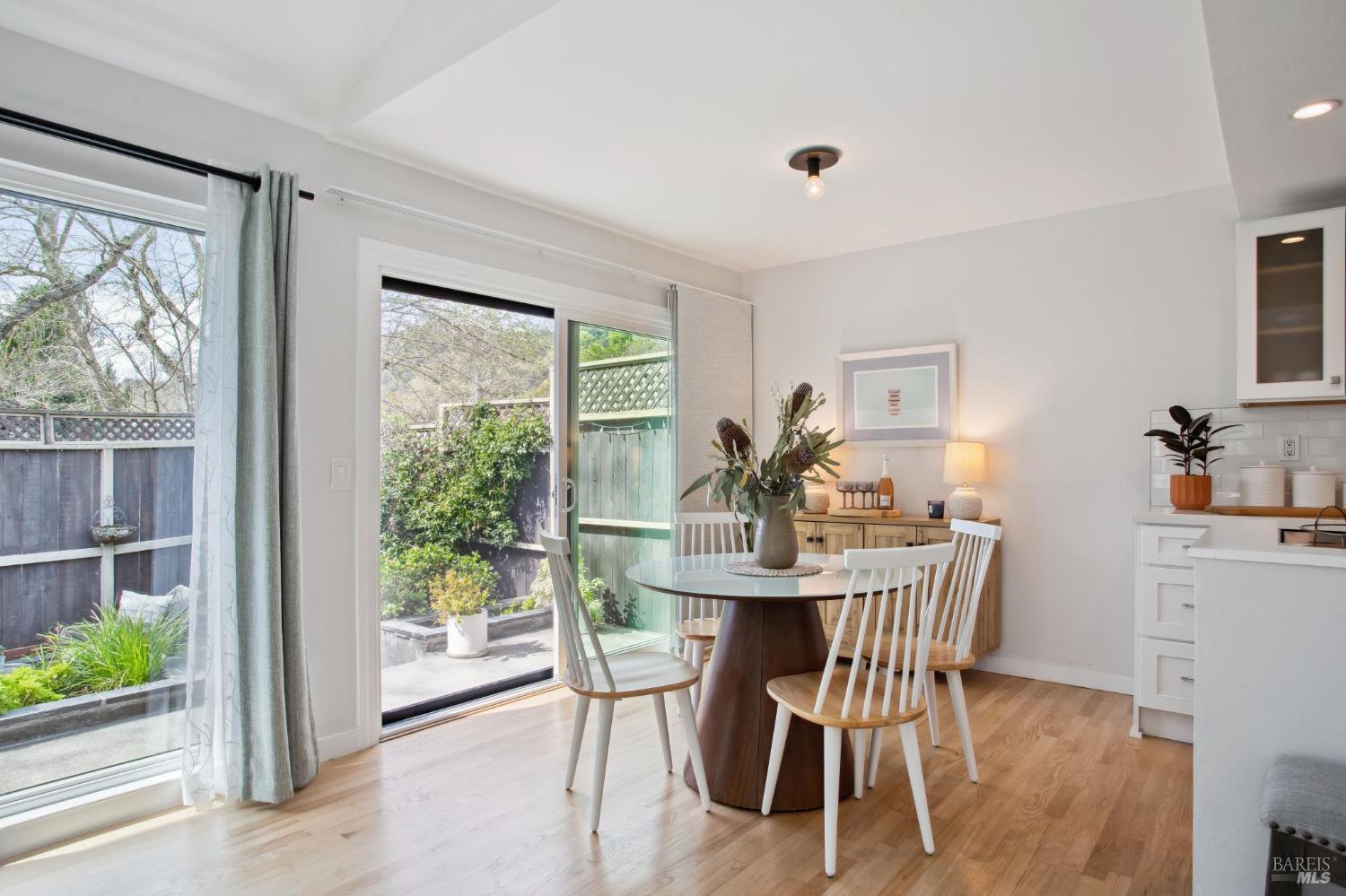 Detail Gallery Image 4 of 33 For 18 Dunlin Ct, San Rafael,  CA 94903 - 2 Beds | 1/1 Baths