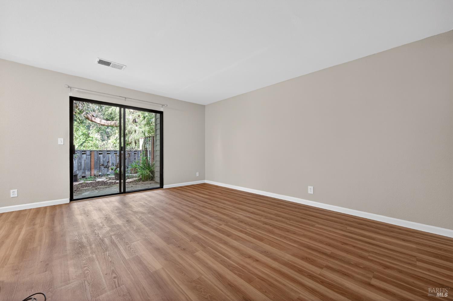 Detail Gallery Image 8 of 21 For 900 Cambridge Dr #3,  Benicia,  CA 94510 - 1 Beds | 1 Baths