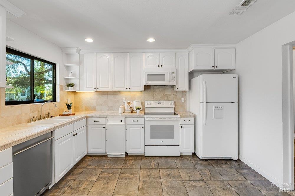 Detail Gallery Image 14 of 43 For 720 Military St, Benicia,  CA 94510 - 2 Beds | 2/1 Baths