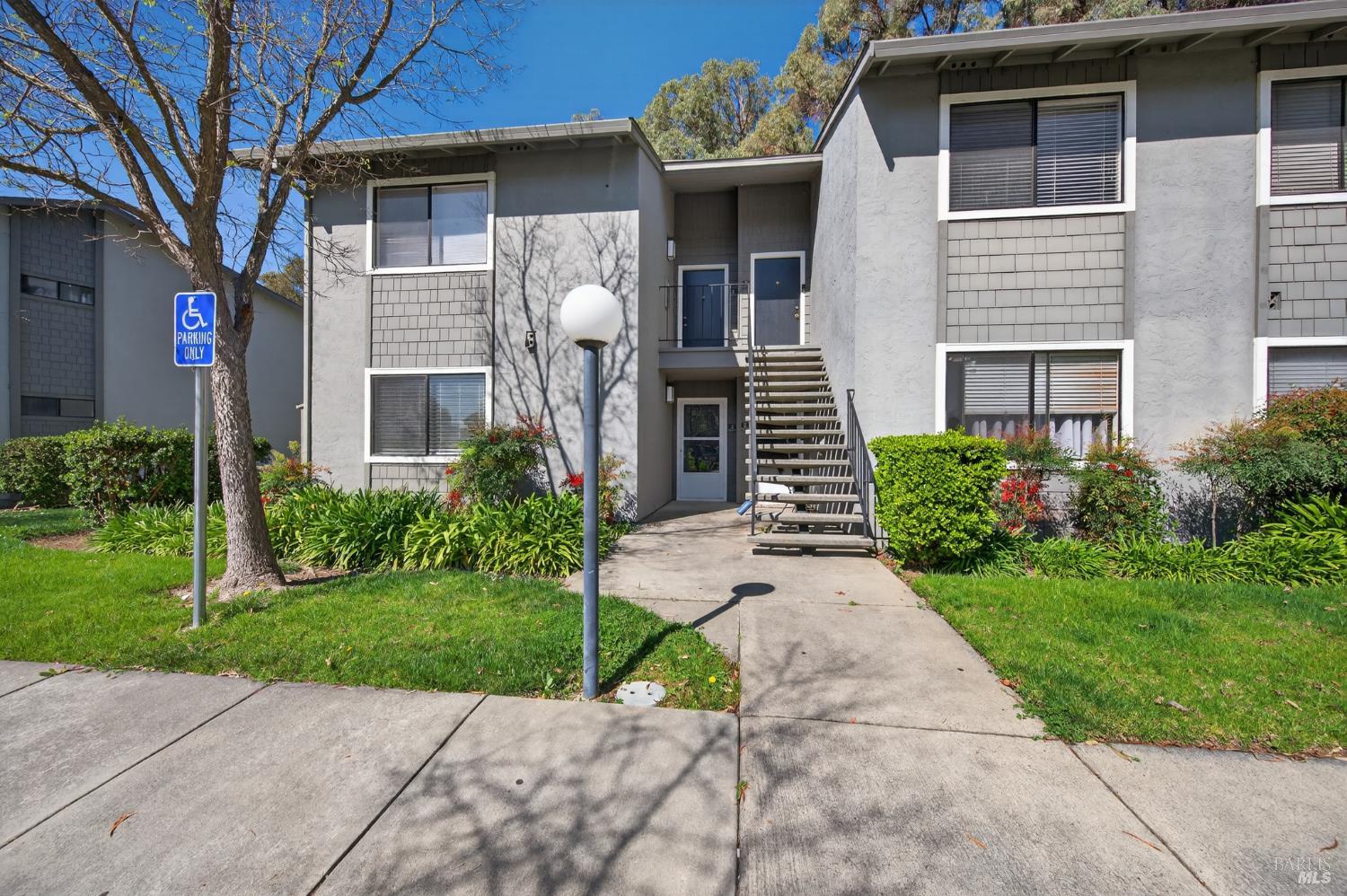 Detail Gallery Image 2 of 21 For 900 Cambridge Dr #3,  Benicia,  CA 94510 - 1 Beds | 1 Baths