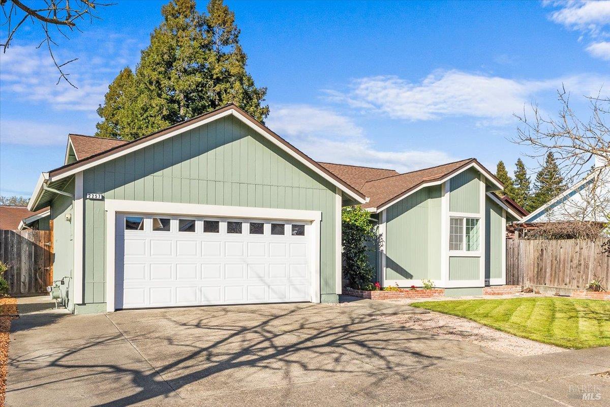 Detail Gallery Image 2 of 43 For 2257 White Chapel Ct, Santa Rosa,  CA 95401 - 3 Beds | 3 Baths