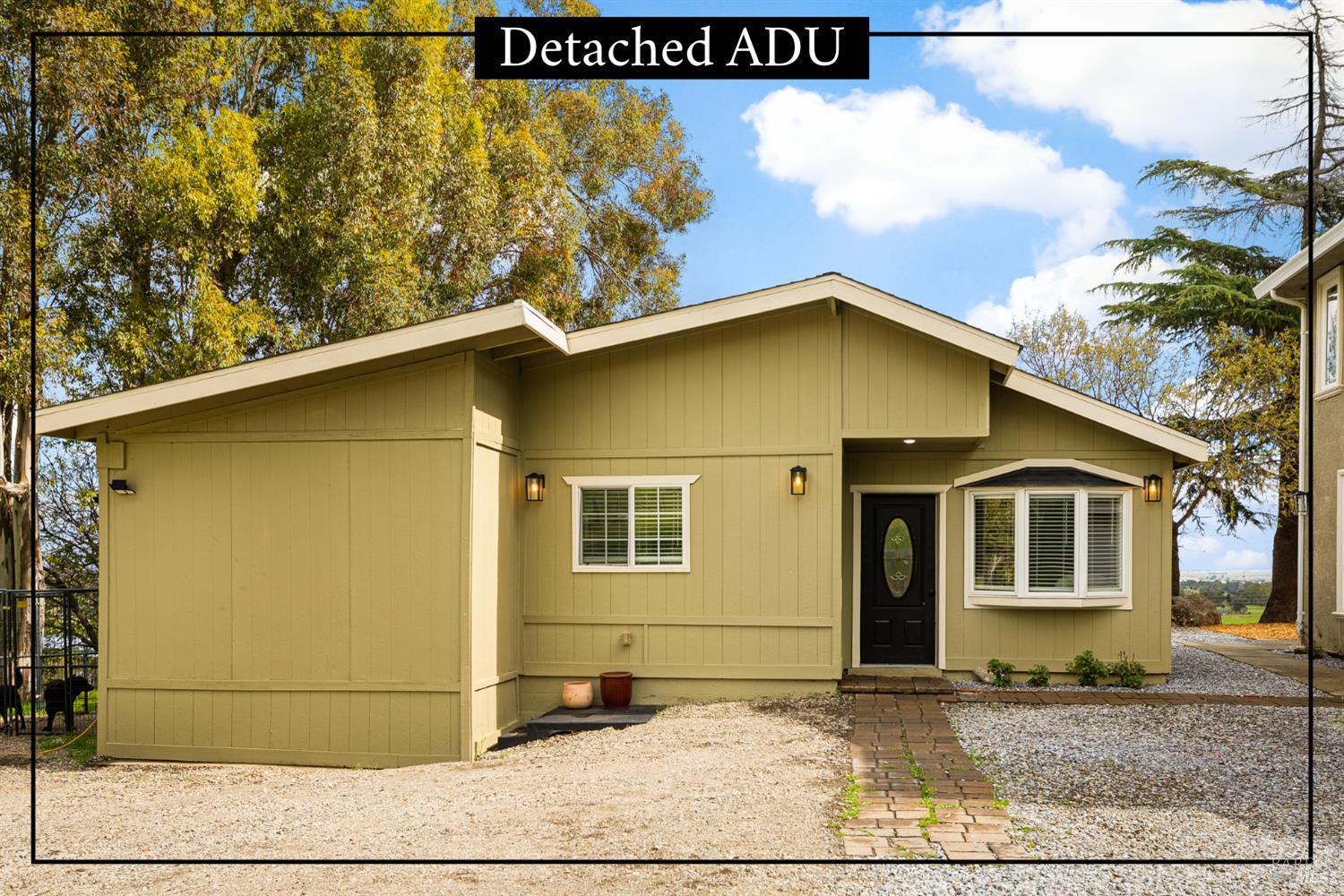 Detail Gallery Image 5 of 98 For 7413 English Hills Rd, Vacaville,  CA 95688 - 7 Beds | 4/1 Baths