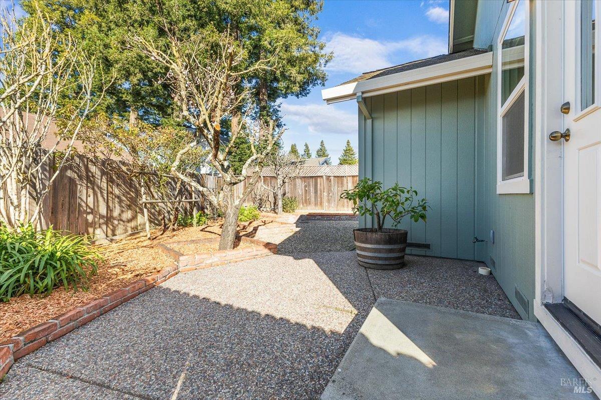 Detail Gallery Image 37 of 43 For 2257 White Chapel Ct, Santa Rosa,  CA 95401 - 3 Beds | 3 Baths