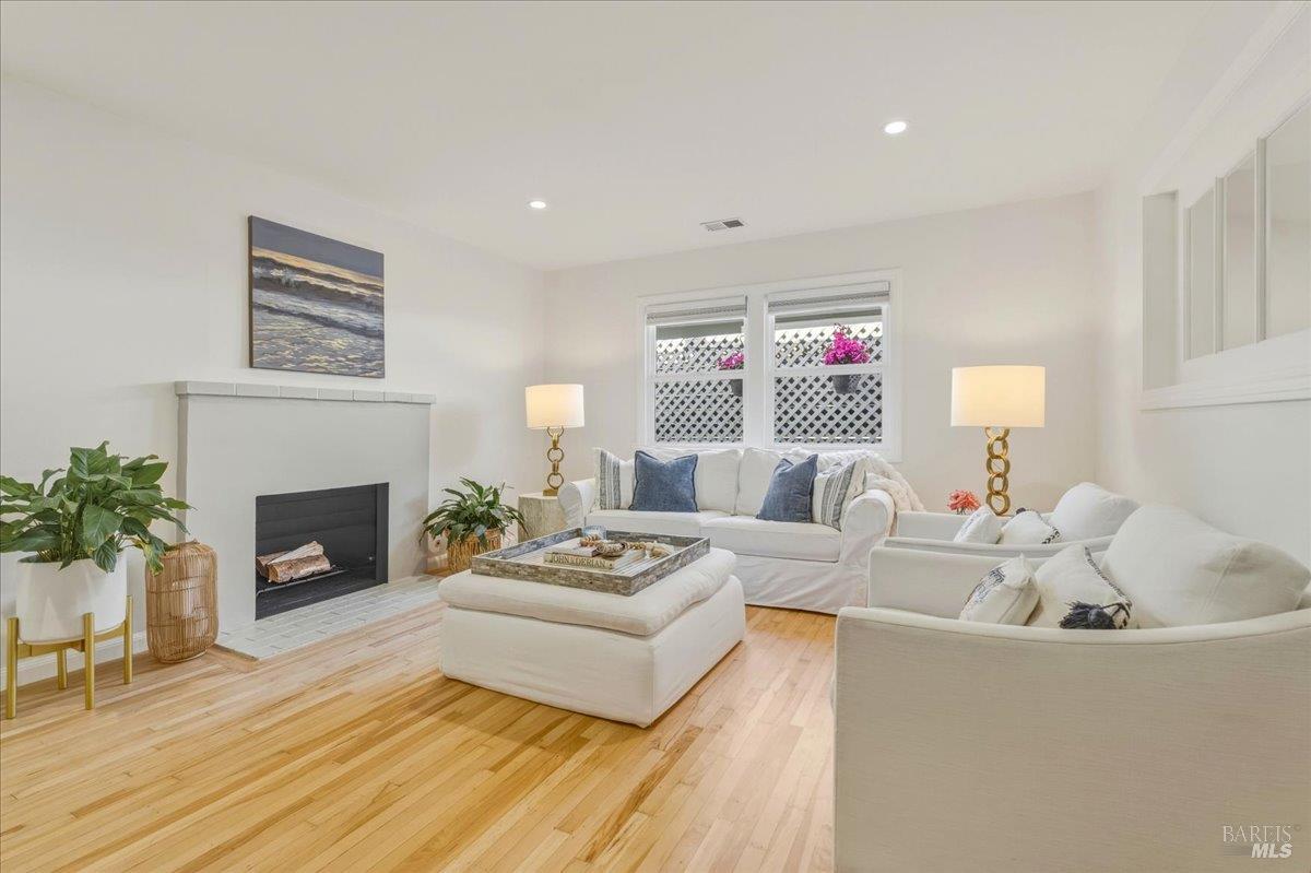 Detail Gallery Image 6 of 27 For 250 Butterfield Rd, San Anselmo,  CA 94960 - 2 Beds | 1 Baths