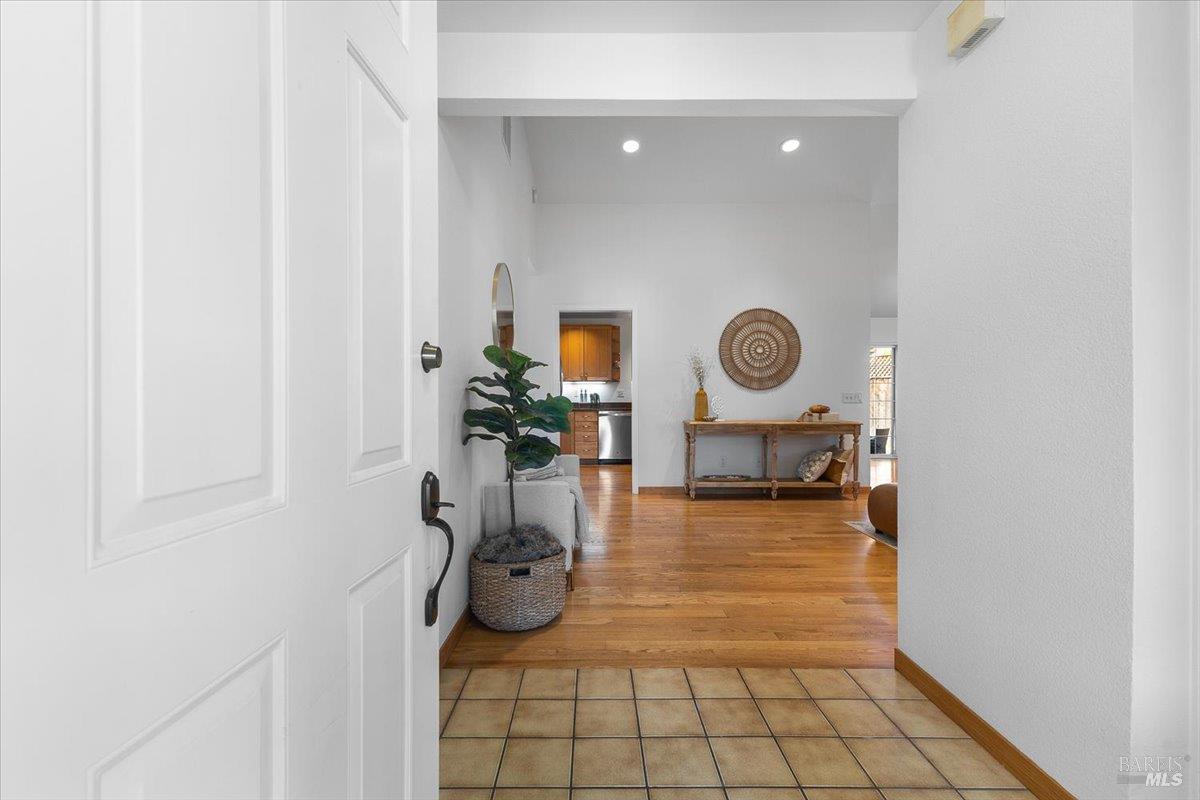 Detail Gallery Image 3 of 43 For 2257 White Chapel Ct, Santa Rosa,  CA 95401 - 3 Beds | 3 Baths