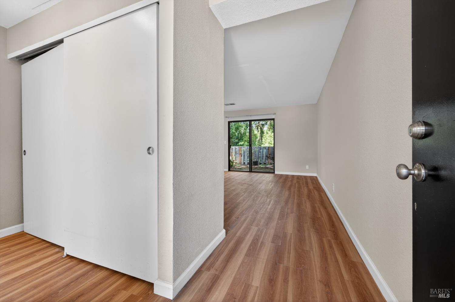 Detail Gallery Image 4 of 21 For 900 Cambridge Dr #3,  Benicia,  CA 94510 - 1 Beds | 1 Baths