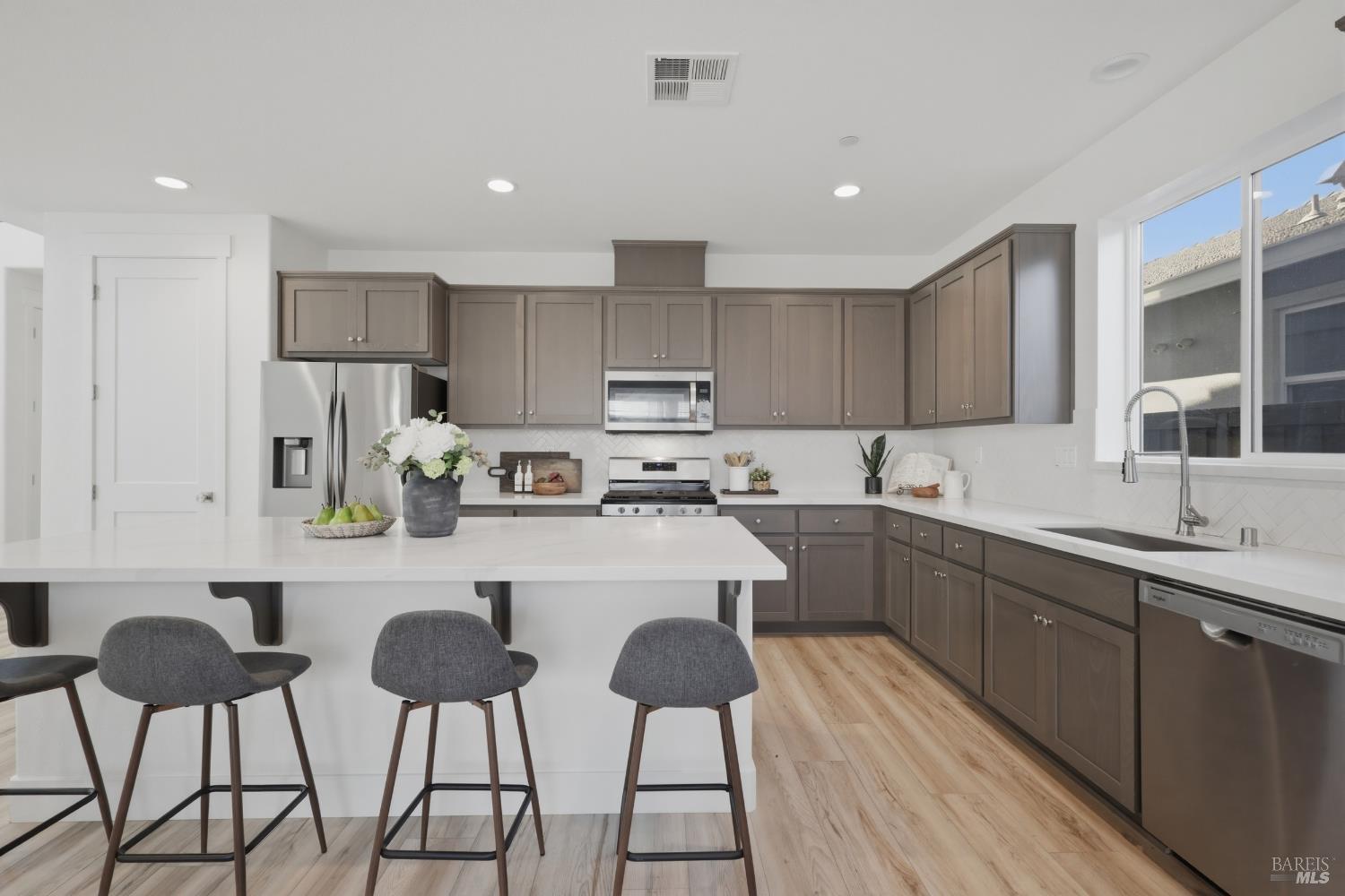 Detail Gallery Image 9 of 29 For 1588 Nightfall Ln, Fairfield,  CA 94533 - 4 Beds | 3 Baths