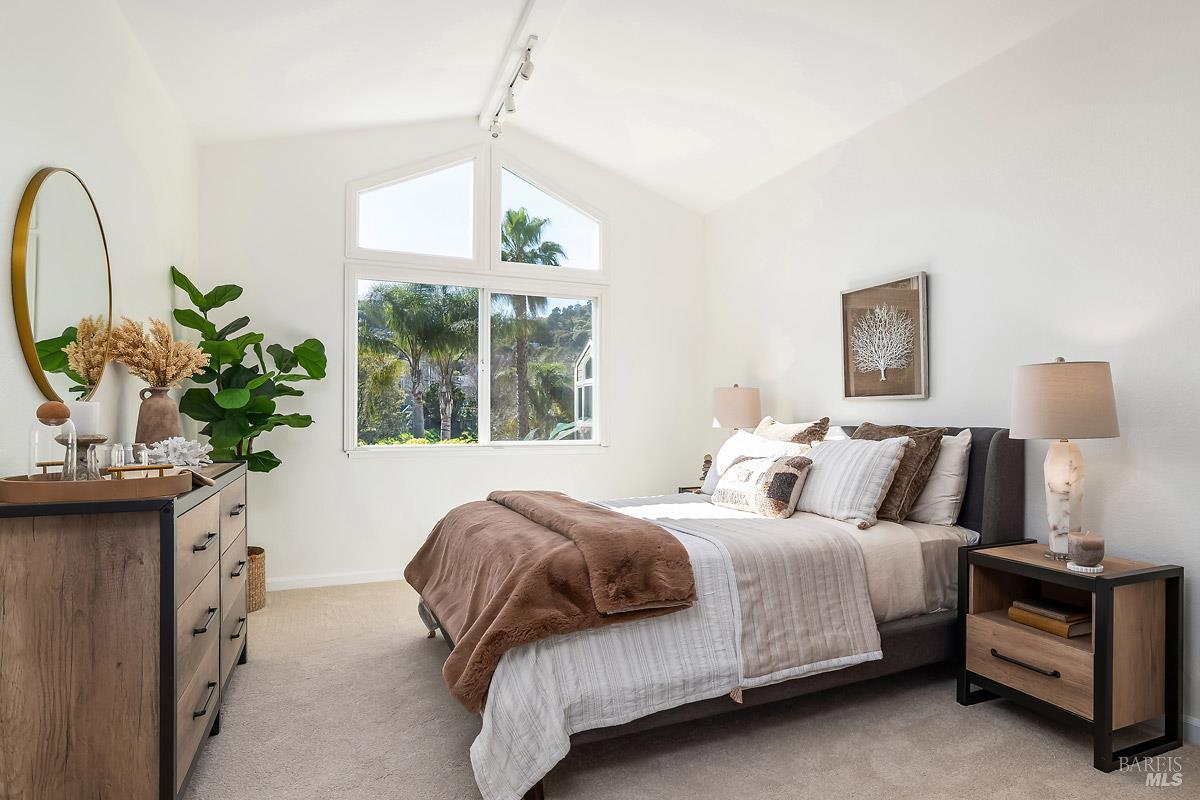 Detail Gallery Image 14 of 40 For 37 Creekside Ct, Corte Madera,  CA 94925 - 2 Beds | 2/1 Baths