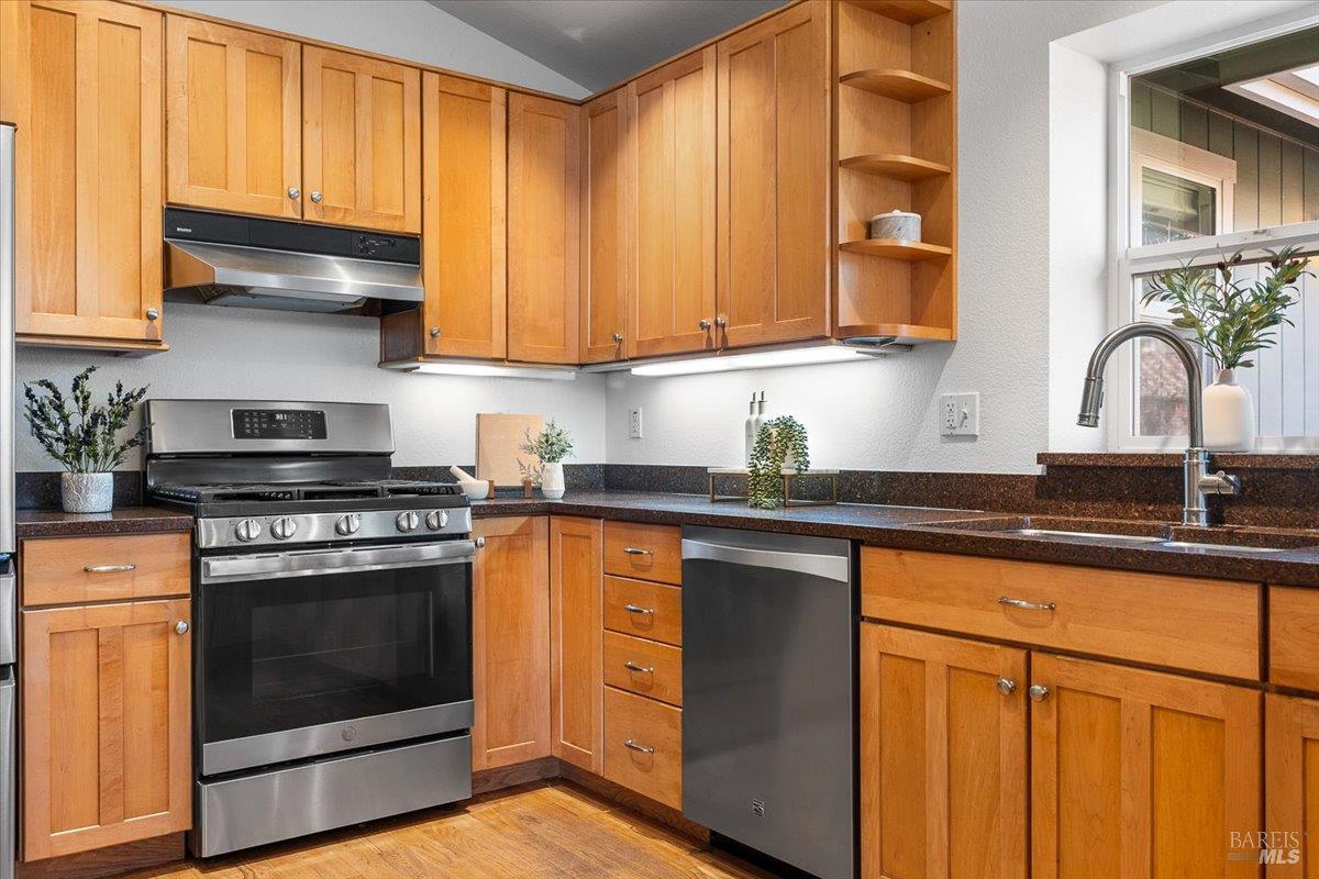 Detail Gallery Image 12 of 43 For 2257 White Chapel Ct, Santa Rosa,  CA 95401 - 3 Beds | 3 Baths