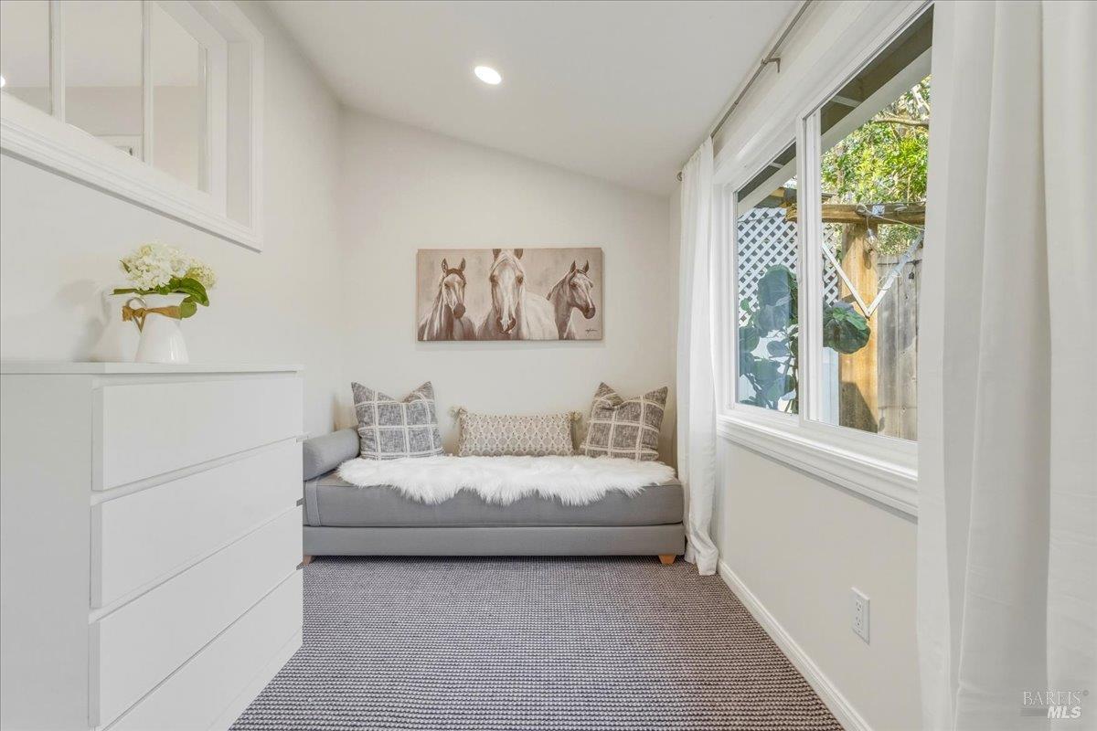 Detail Gallery Image 13 of 27 For 250 Butterfield Rd, San Anselmo,  CA 94960 - 2 Beds | 1 Baths