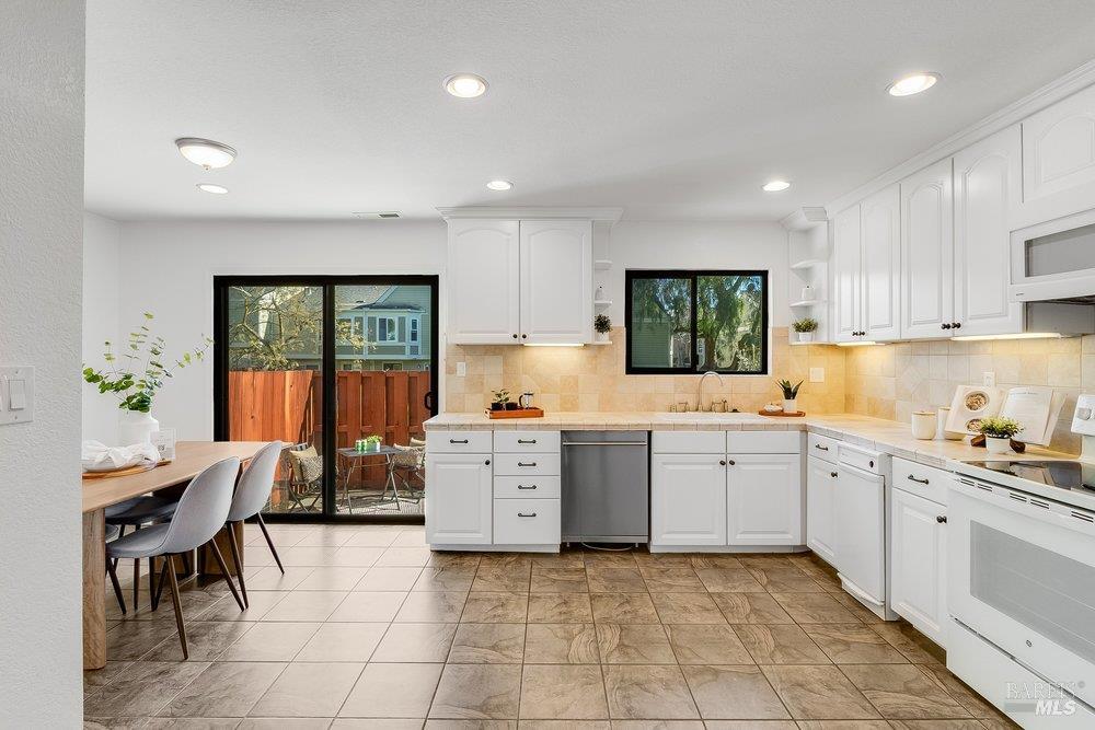 Detail Gallery Image 12 of 43 For 720 Military St, Benicia,  CA 94510 - 2 Beds | 2/1 Baths