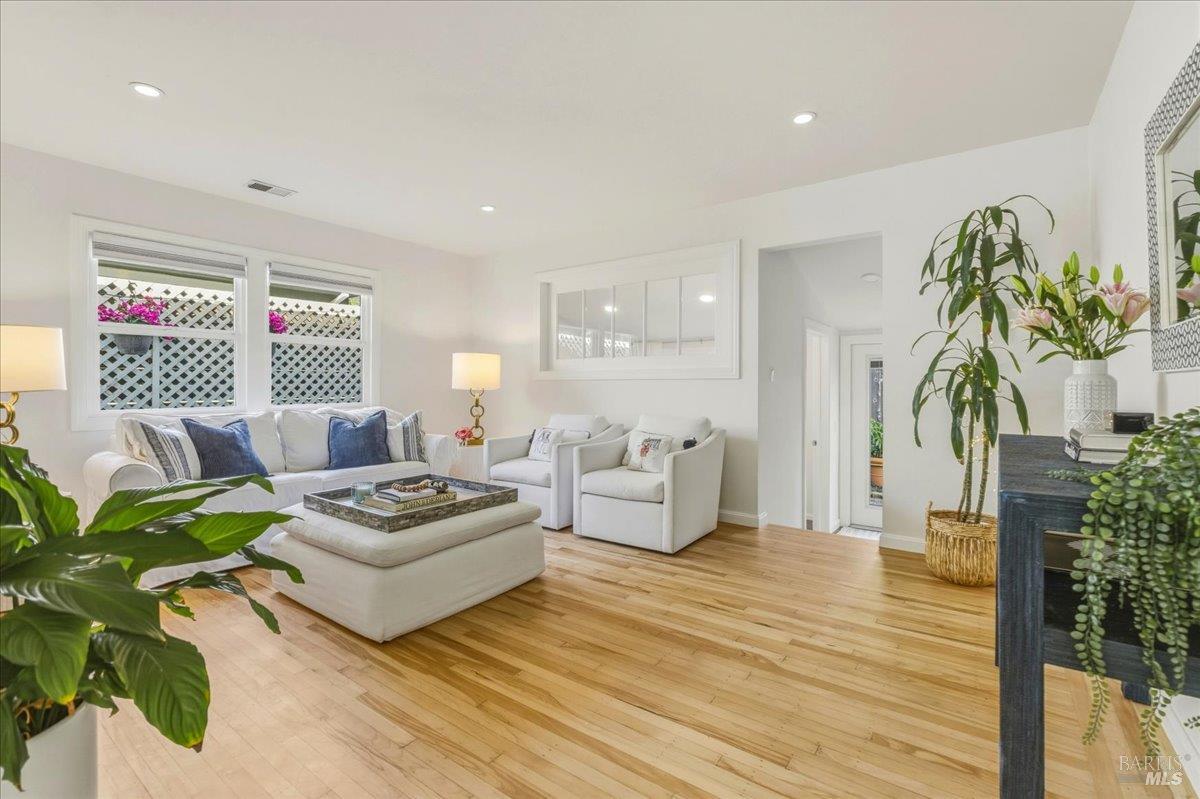 Detail Gallery Image 5 of 27 For 250 Butterfield Rd, San Anselmo,  CA 94960 - 2 Beds | 1 Baths