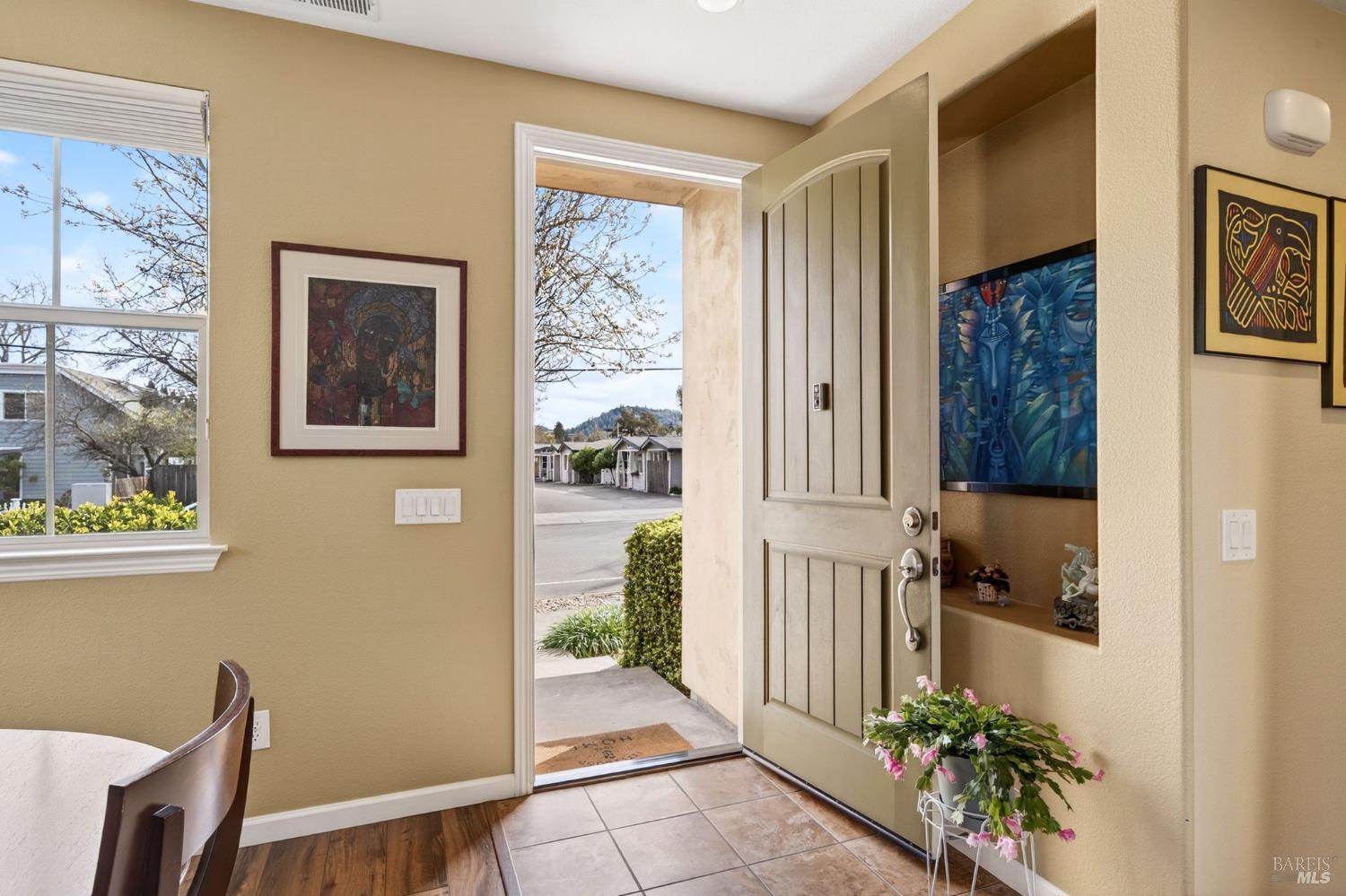 Detail Gallery Image 5 of 48 For 180 Healdsburg Ave a,  Cloverdale,  CA 95425 - 3 Beds | 2/1 Baths