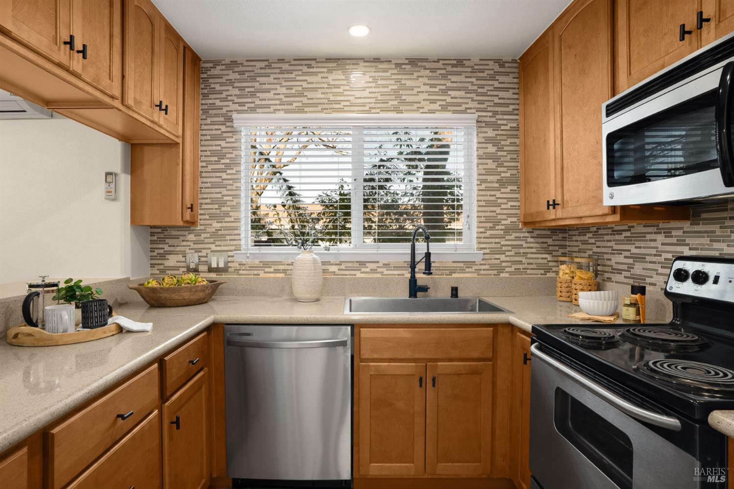 Detail Gallery Image 3 of 42 For 225 Burt St #3,  Santa Rosa,  CA 95407 - 2 Beds | 2 Baths