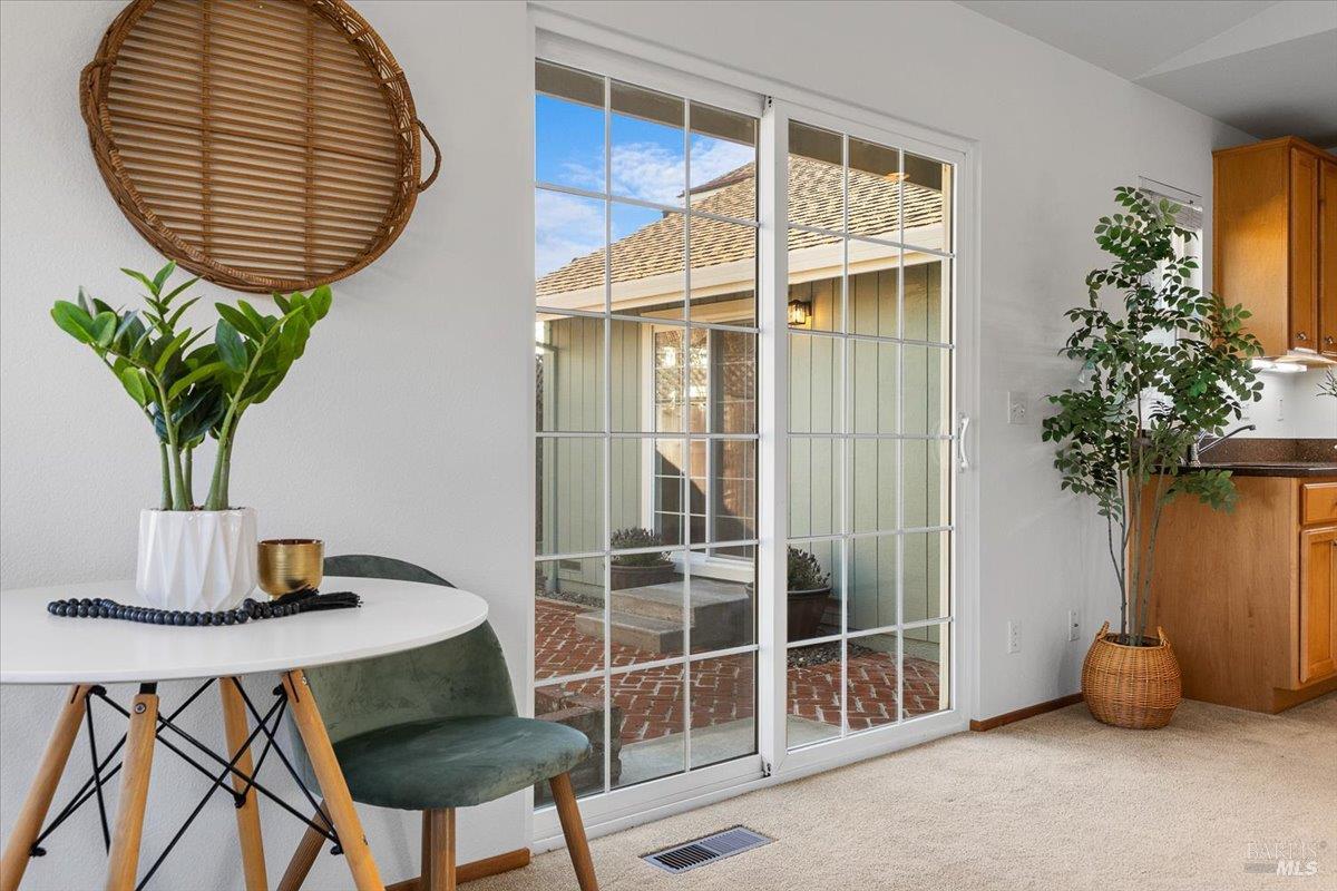 Detail Gallery Image 30 of 43 For 2257 White Chapel Ct, Santa Rosa,  CA 95401 - 3 Beds | 3 Baths