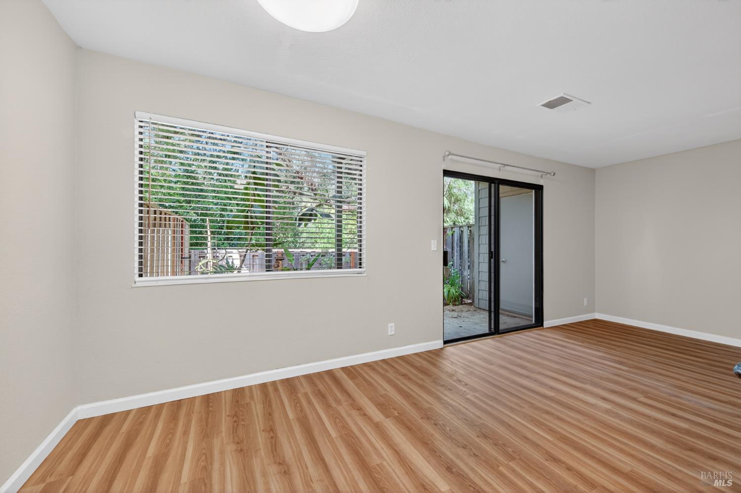 Detail Gallery Image 10 of 21 For 900 Cambridge Dr #3,  Benicia,  CA 94510 - 1 Beds | 1 Baths