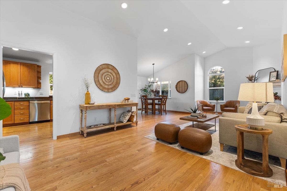 Detail Gallery Image 4 of 43 For 2257 White Chapel Ct, Santa Rosa,  CA 95401 - 3 Beds | 3 Baths