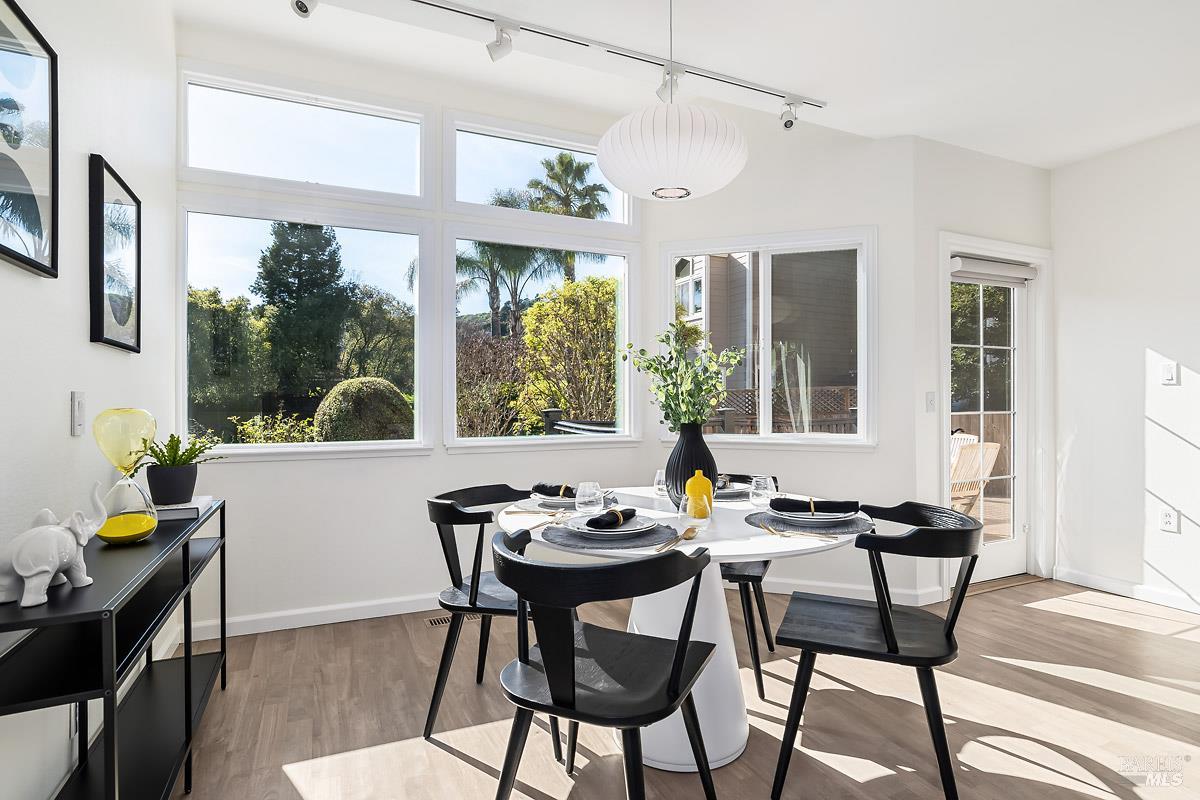 Detail Gallery Image 10 of 40 For 37 Creekside Ct, Corte Madera,  CA 94925 - 2 Beds | 2/1 Baths