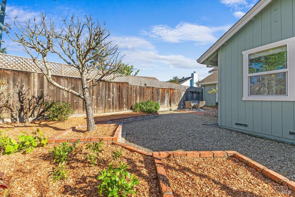 Detail Gallery Image 38 of 43 For 2257 White Chapel Ct, Santa Rosa,  CA 95401 - 3 Beds | 3 Baths