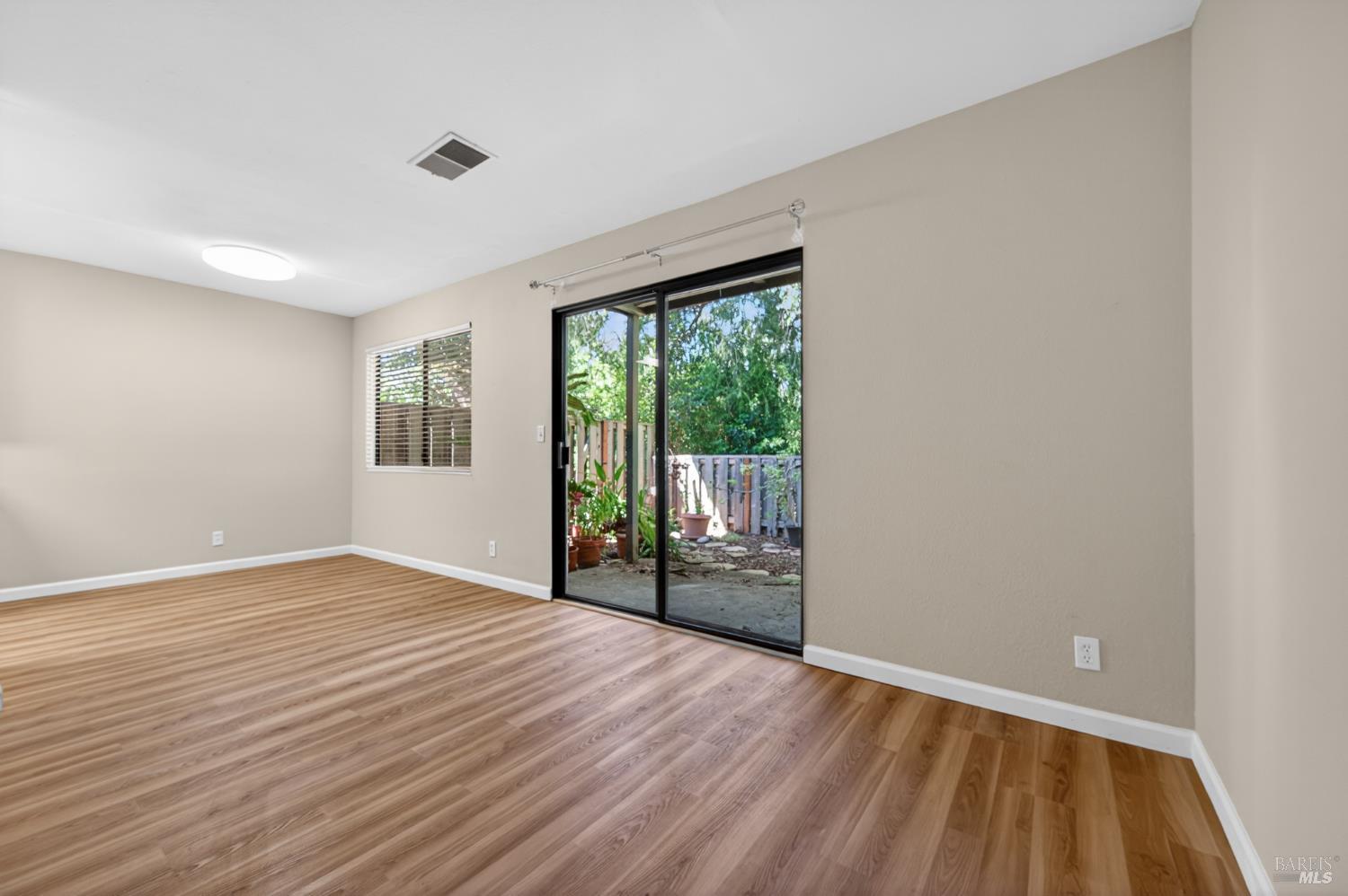 Detail Gallery Image 6 of 21 For 900 Cambridge Dr #3,  Benicia,  CA 94510 - 1 Beds | 1 Baths