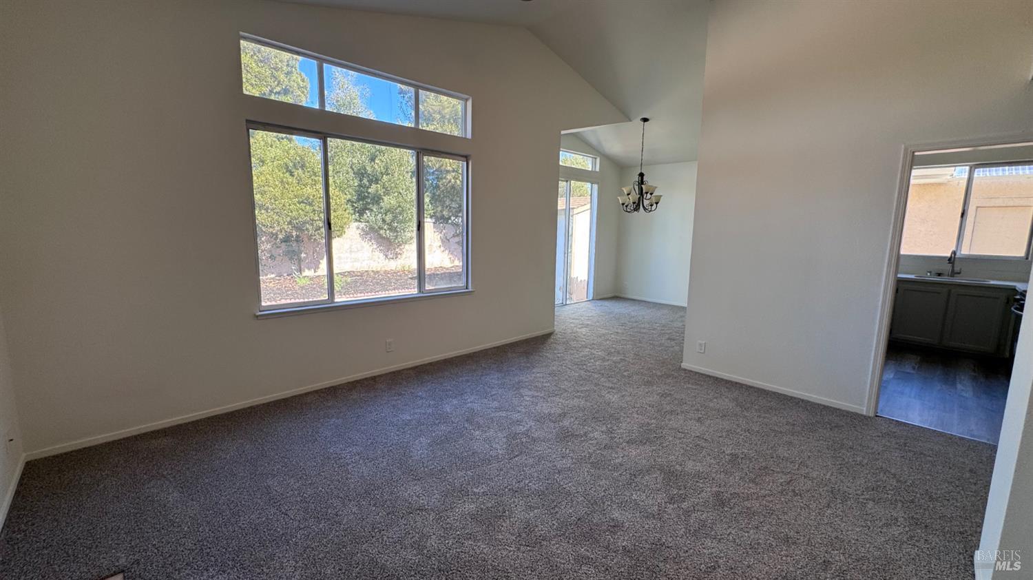 Detail Gallery Image 8 of 37 For 348 Stamper Cir, Suisun City,  CA 94585 - 3 Beds | 3 Baths