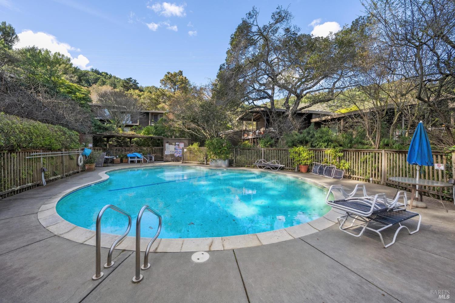 Detail Gallery Image 16 of 18 For 1411 Casa Buena Dr #13,  Corte Madera,  CA 94925 - 3 Beds | 2 Baths
