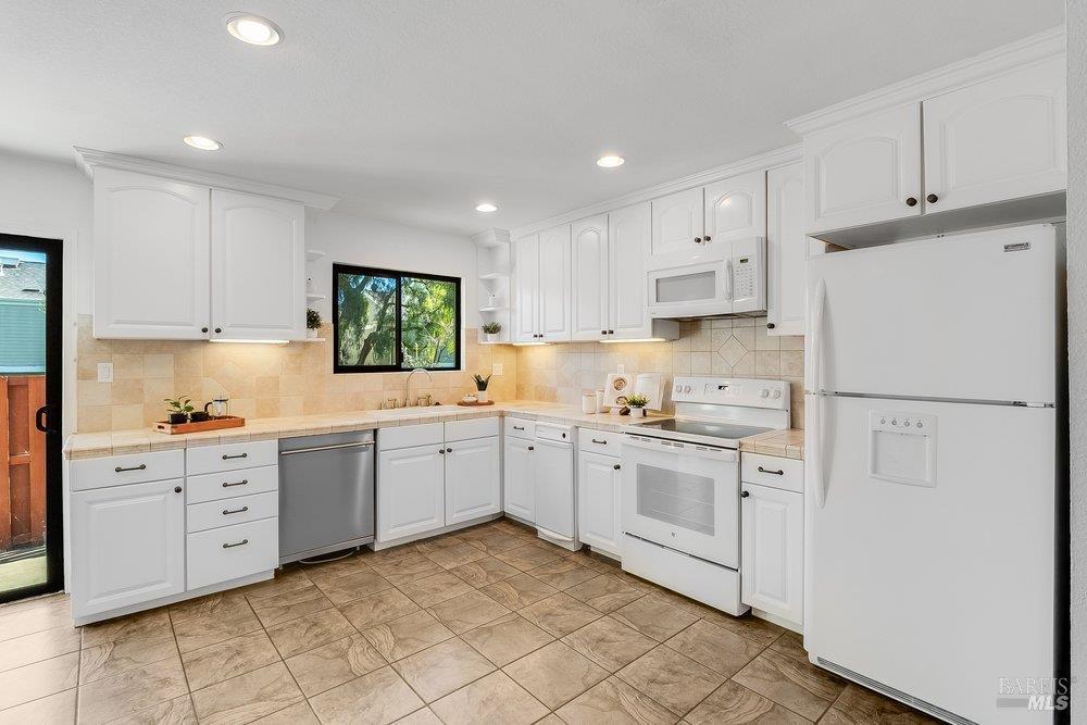Detail Gallery Image 13 of 43 For 720 Military St, Benicia,  CA 94510 - 2 Beds | 2/1 Baths