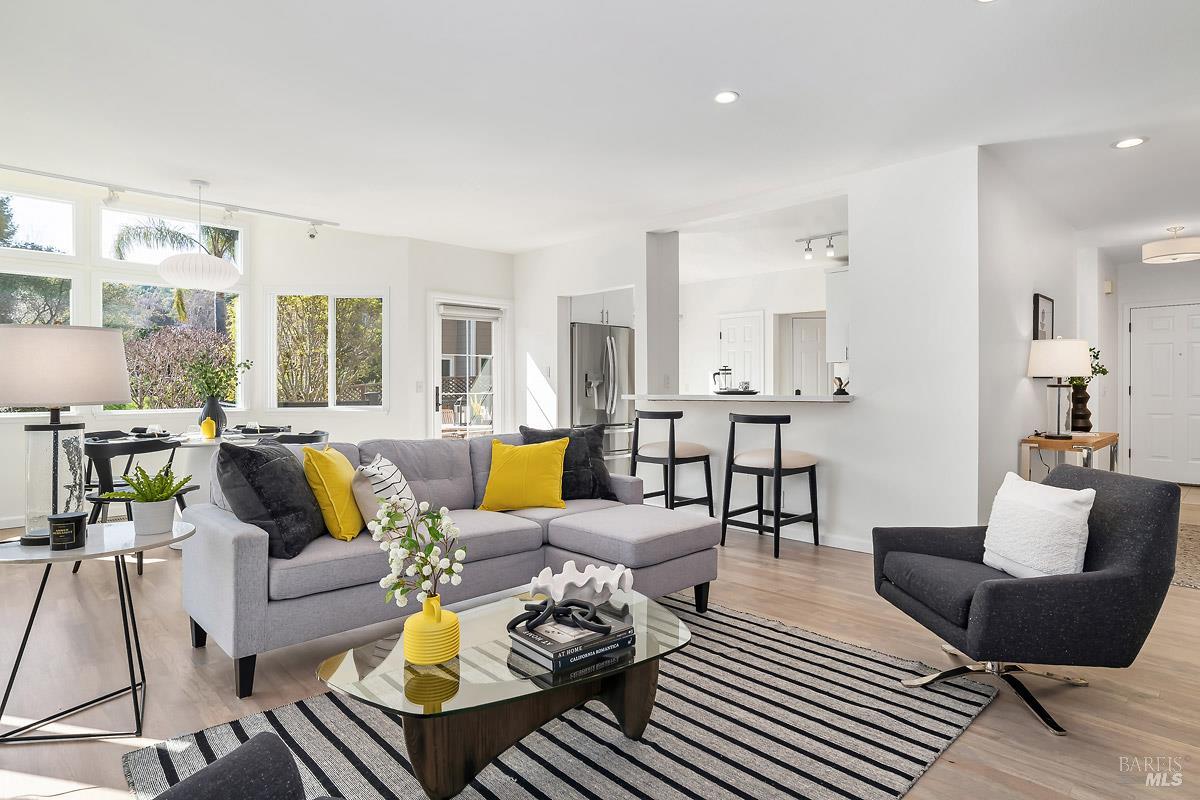 Detail Gallery Image 7 of 40 For 37 Creekside Ct, Corte Madera,  CA 94925 - 2 Beds | 2/1 Baths