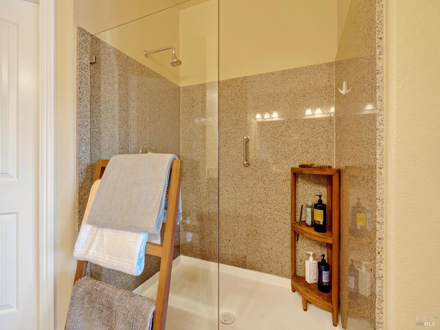 Detail Gallery Image 25 of 48 For 180 Healdsburg Ave a,  Cloverdale,  CA 95425 - 3 Beds | 2/1 Baths