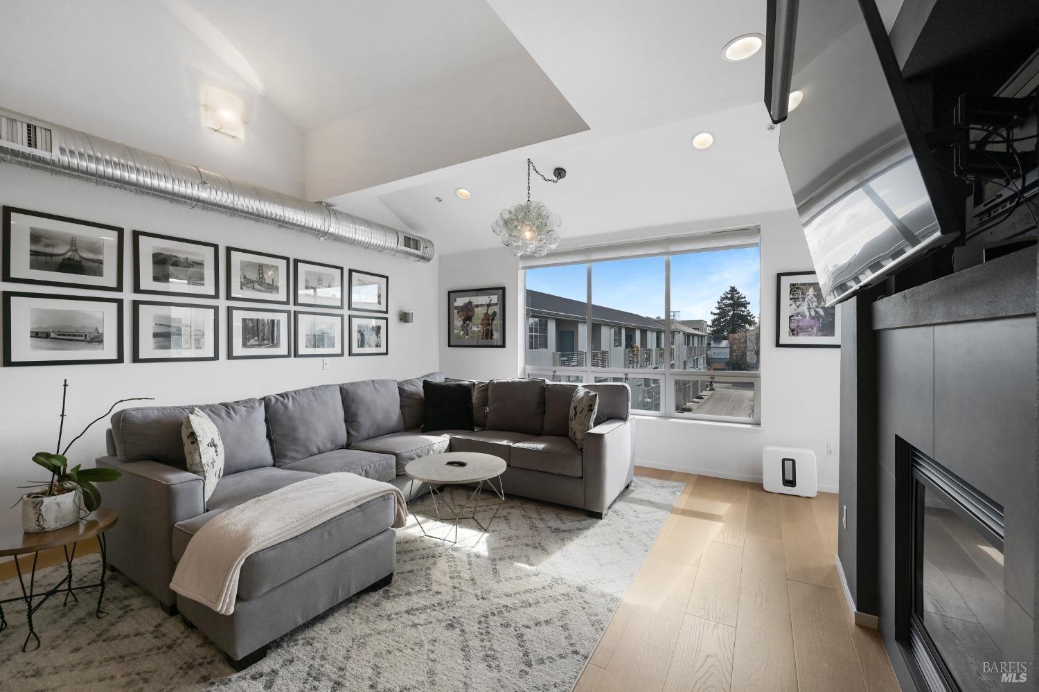 Detail Gallery Image 15 of 44 For 426 1st St, Petaluma,  CA 94952 - 3 Beds | 2/1 Baths