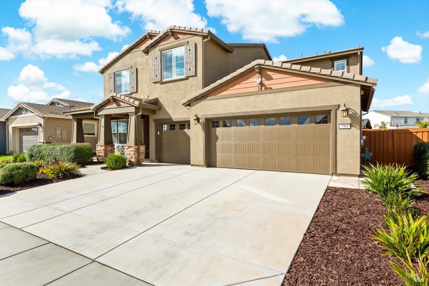 Detail Gallery Image 5 of 97 For 710 Fielding Way, Dixon,  CA 95620 - 5 Beds | 4 Baths