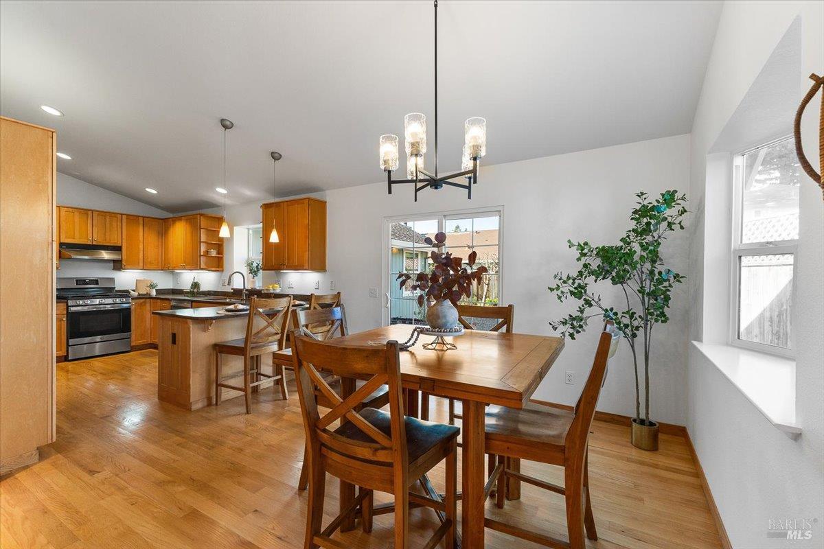 Detail Gallery Image 9 of 43 For 2257 White Chapel Ct, Santa Rosa,  CA 95401 - 3 Beds | 3 Baths