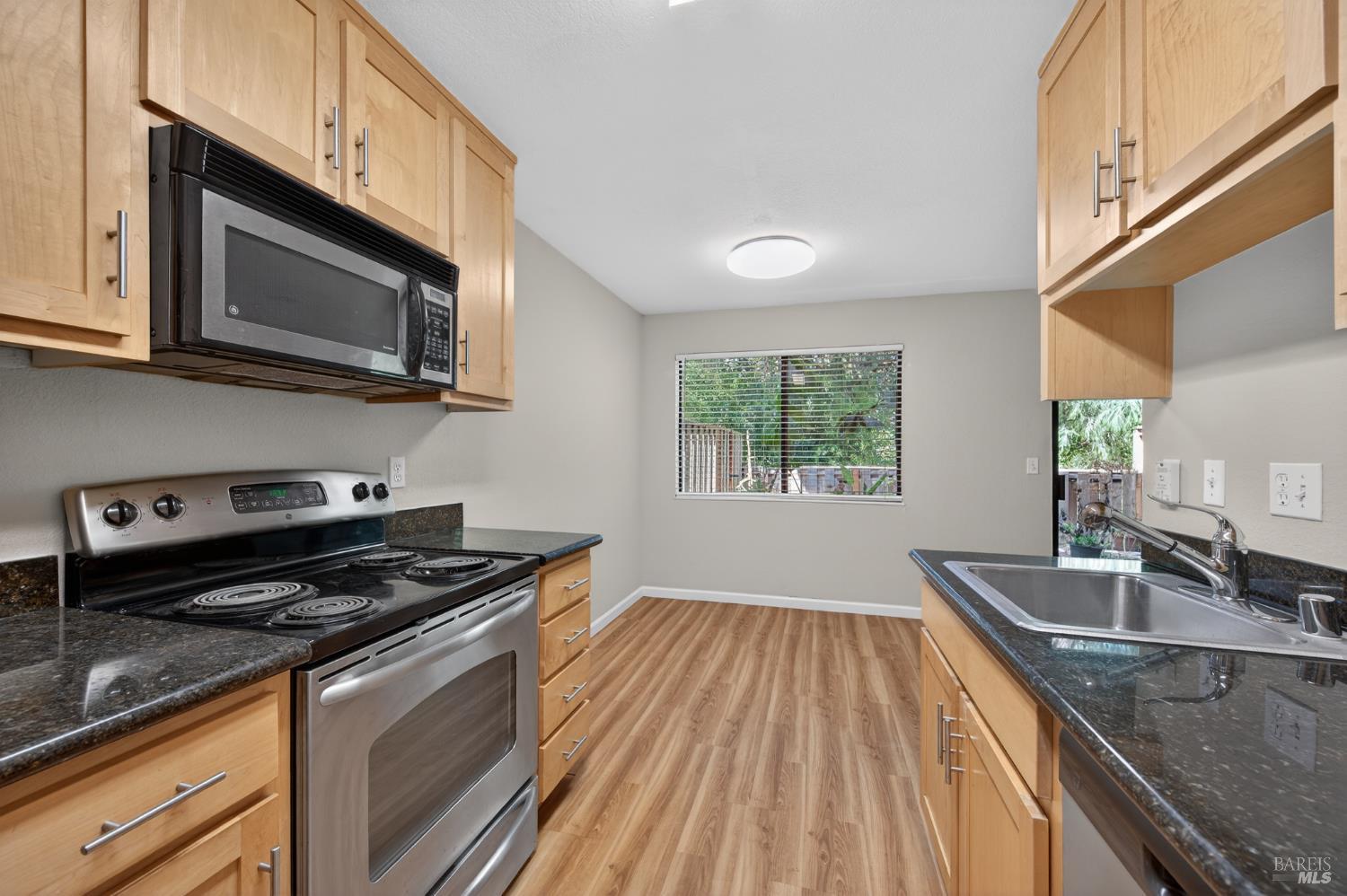 Detail Gallery Image 14 of 21 For 900 Cambridge Dr #3,  Benicia,  CA 94510 - 1 Beds | 1 Baths