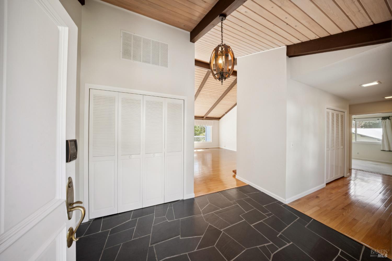 Detail Gallery Image 8 of 46 For 285 Cascade Dr, Fairfax,  CA 94930 - 4 Beds | 2 Baths