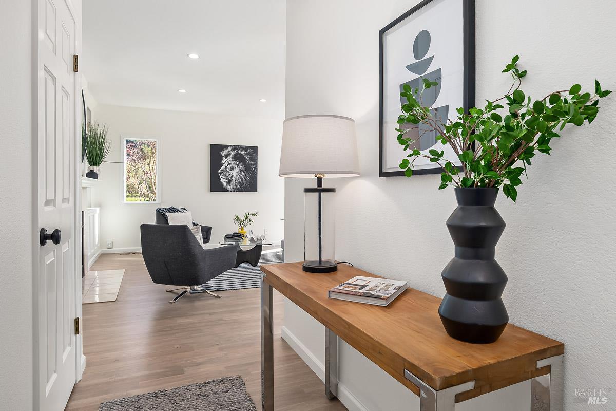 Detail Gallery Image 3 of 40 For 37 Creekside Ct, Corte Madera,  CA 94925 - 2 Beds | 2/1 Baths