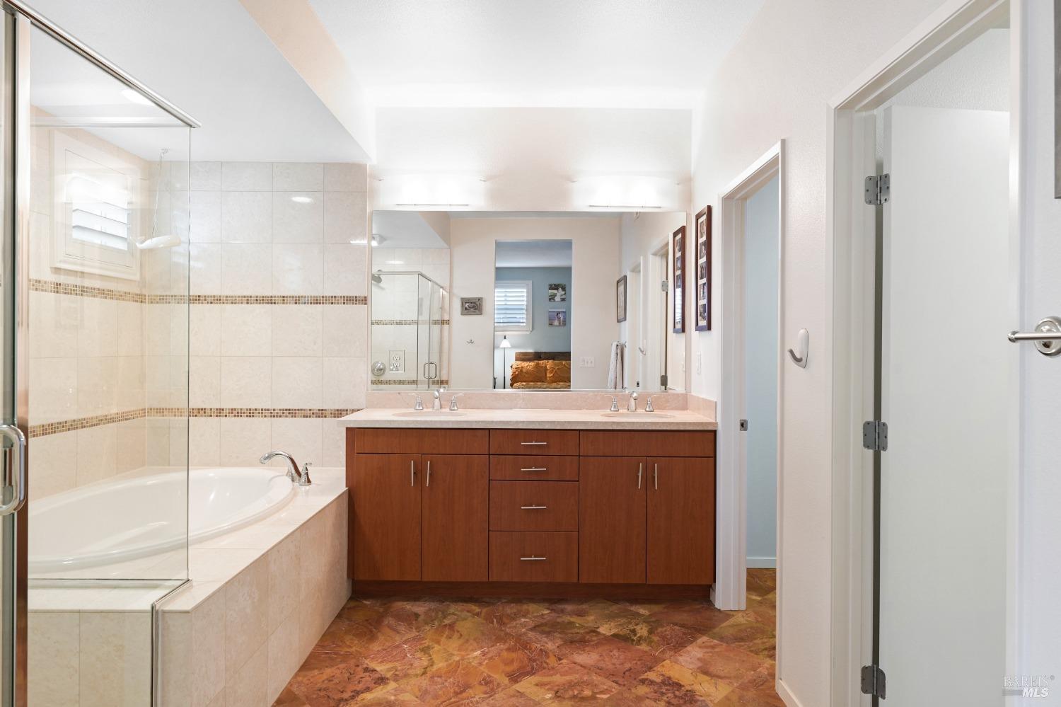 Detail Gallery Image 9 of 44 For 426 1st St, Petaluma,  CA 94952 - 3 Beds | 2/1 Baths