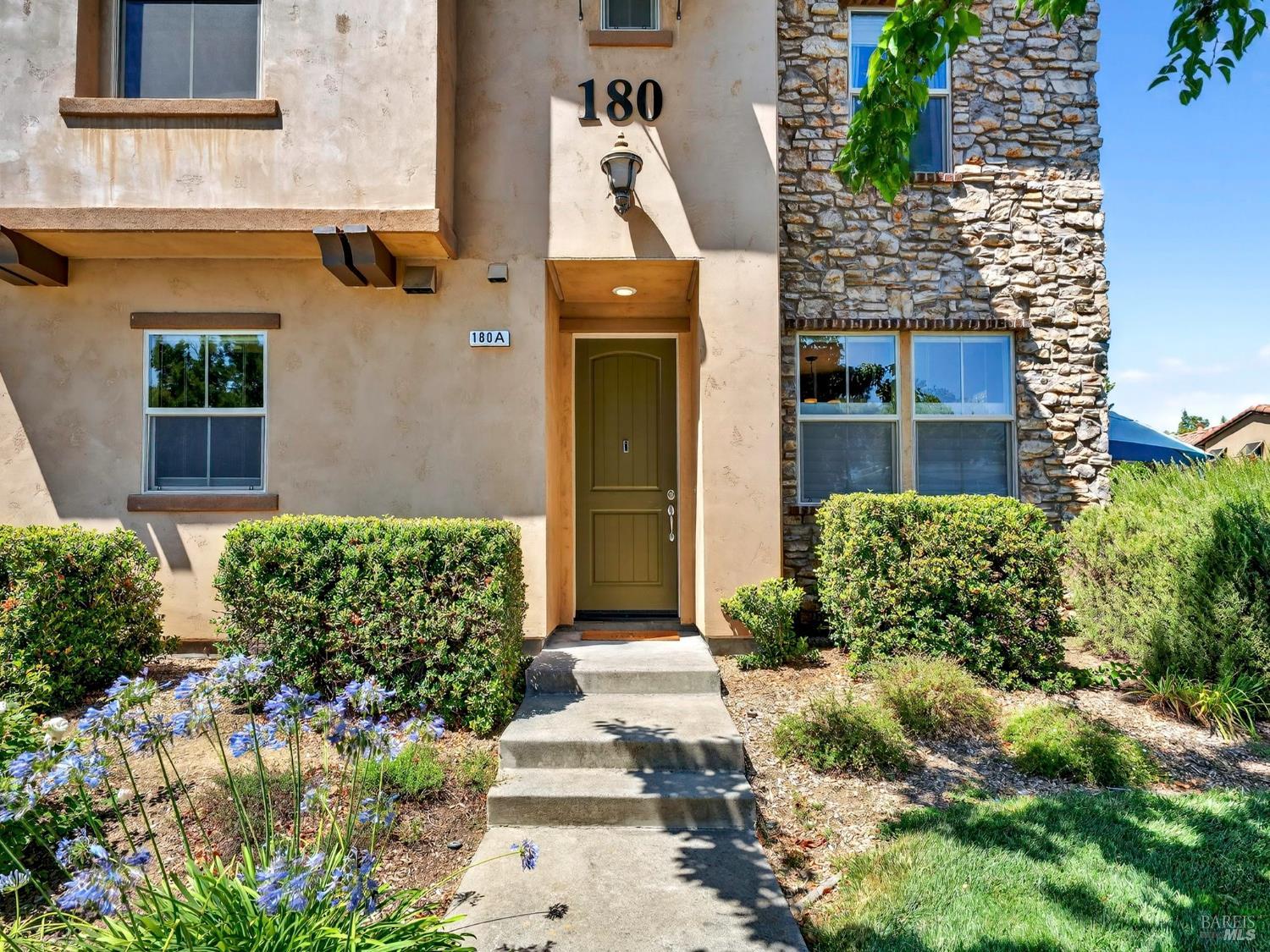 Detail Gallery Image 4 of 48 For 180 Healdsburg Ave a,  Cloverdale,  CA 95425 - 3 Beds | 2/1 Baths