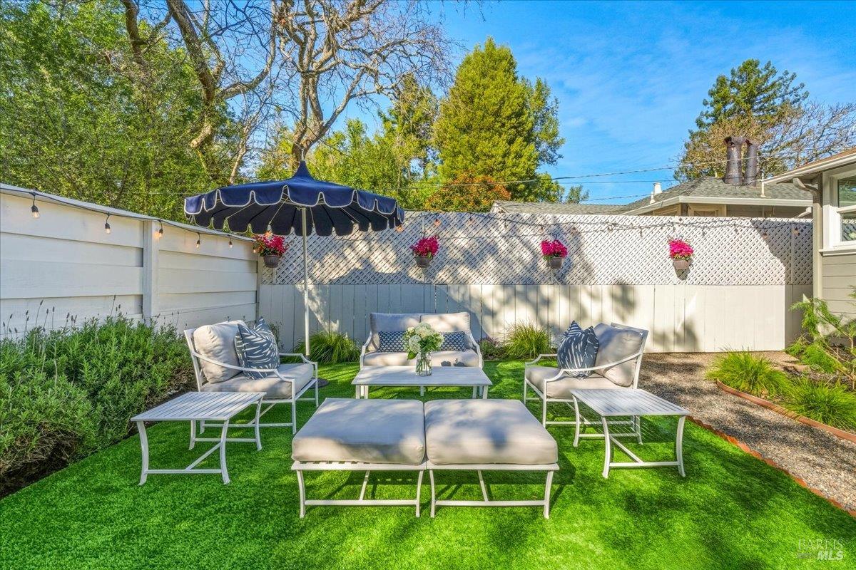 Detail Gallery Image 4 of 27 For 250 Butterfield Rd, San Anselmo,  CA 94960 - 2 Beds | 1 Baths