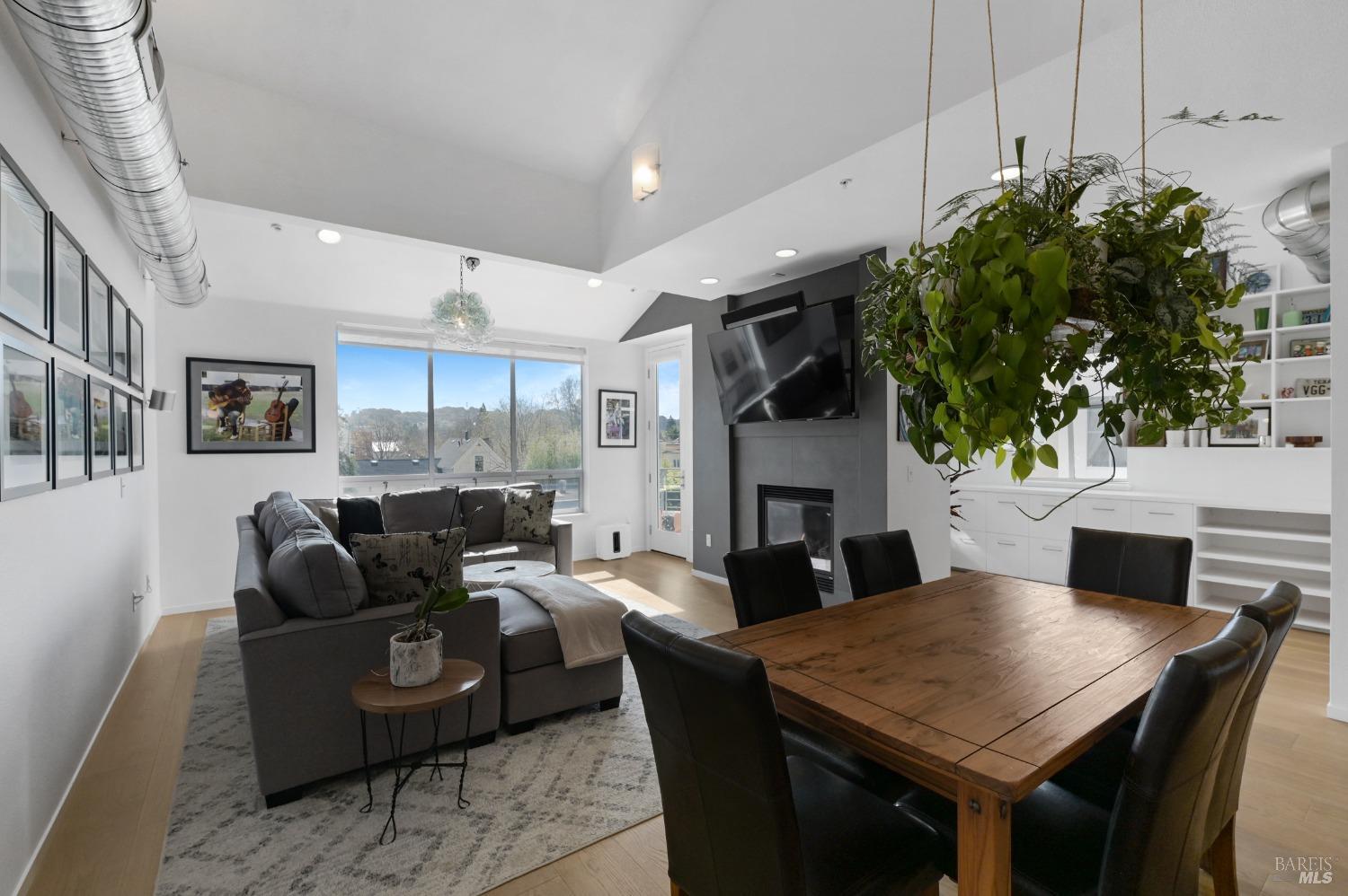 Detail Gallery Image 14 of 44 For 426 1st St, Petaluma,  CA 94952 - 3 Beds | 2/1 Baths