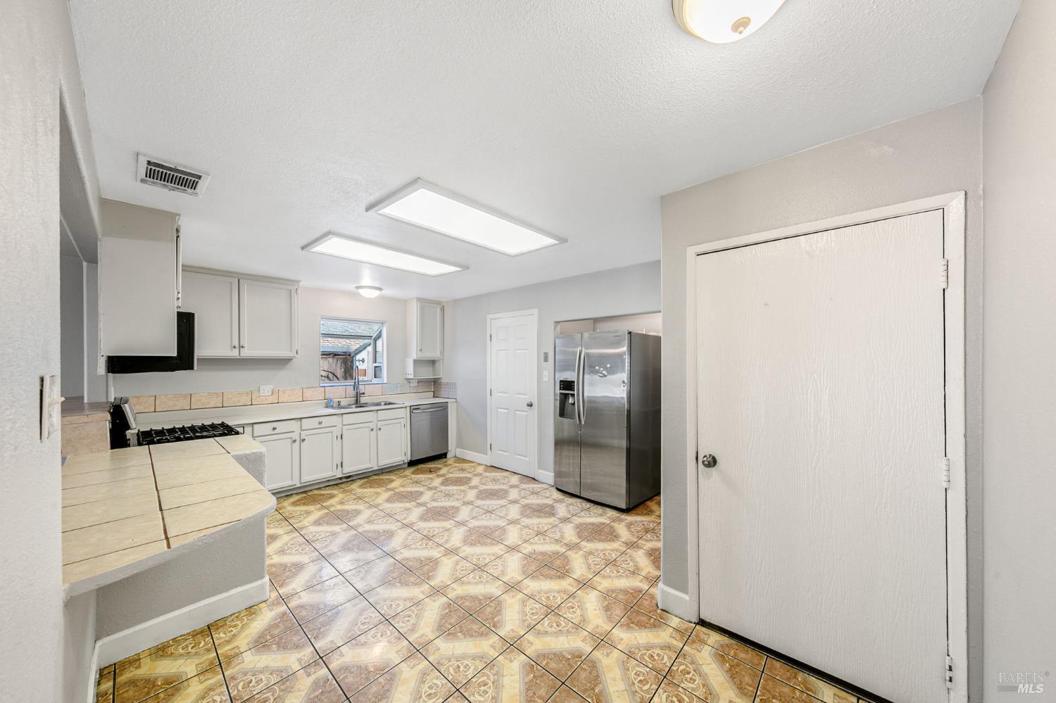 Detail Gallery Image 10 of 48 For 450 Priddy Dr, Dixon,  CA 95620 - 4 Beds | 2 Baths