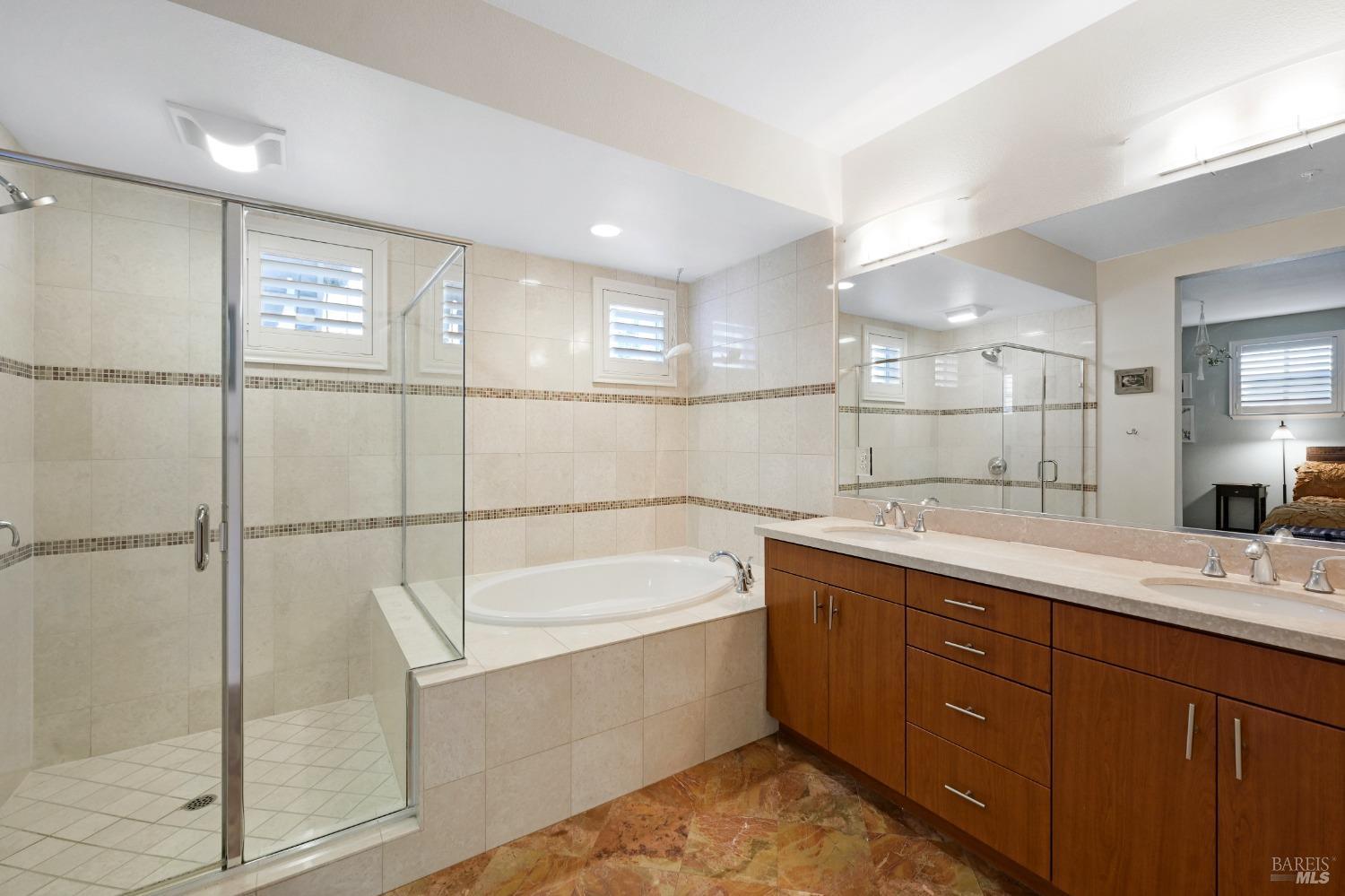 Detail Gallery Image 8 of 44 For 426 1st St, Petaluma,  CA 94952 - 3 Beds | 2/1 Baths