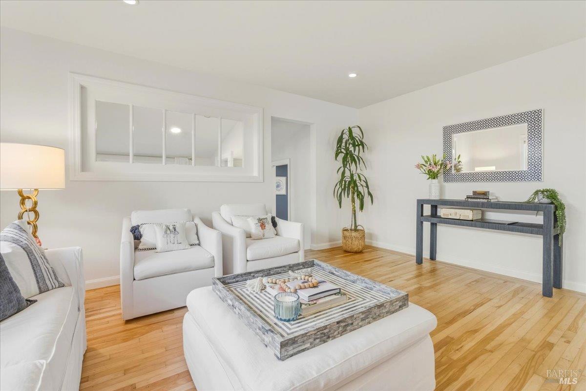 Detail Gallery Image 7 of 27 For 250 Butterfield Rd, San Anselmo,  CA 94960 - 2 Beds | 1 Baths