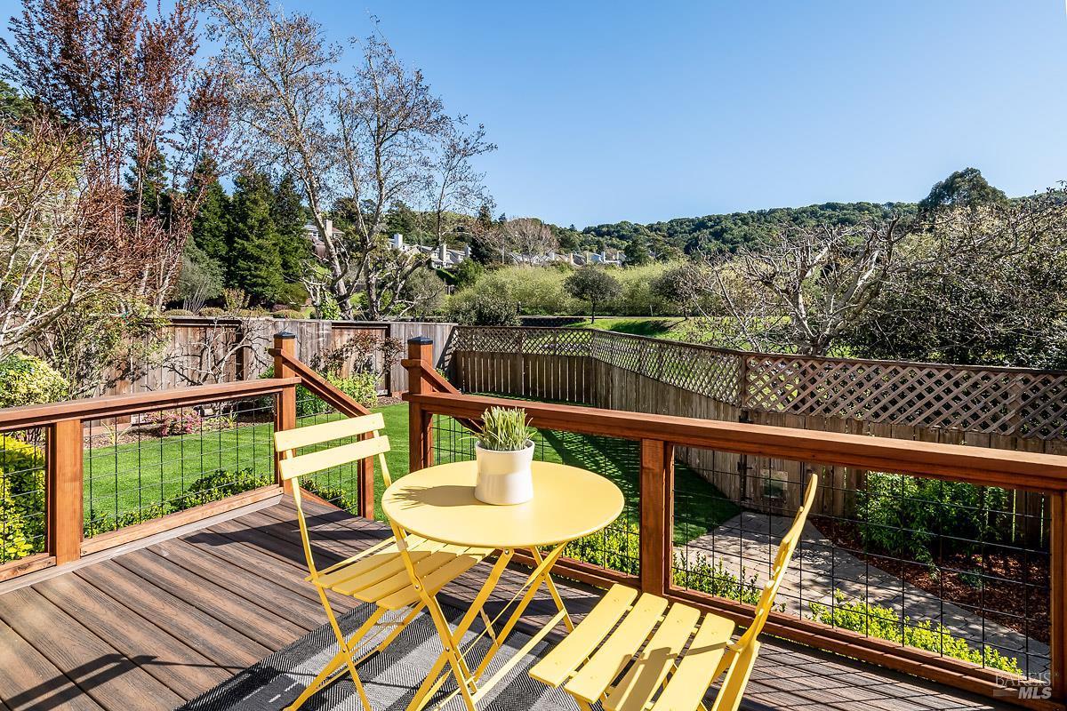 Detail Gallery Image 31 of 40 For 37 Creekside Ct, Corte Madera,  CA 94925 - 2 Beds | 2/1 Baths