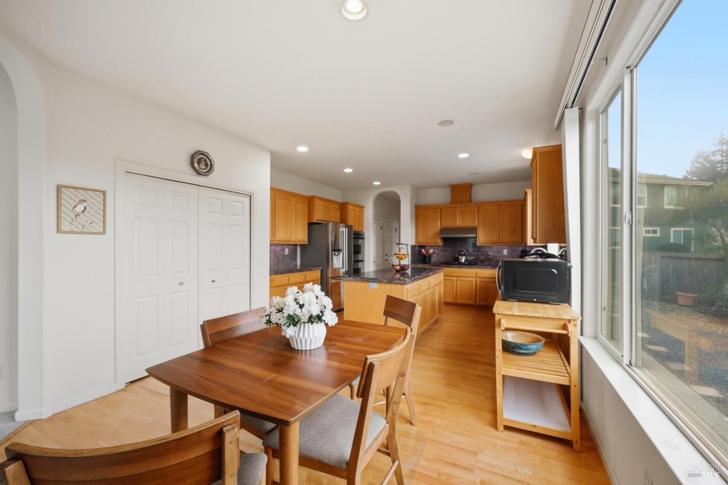 Detail Gallery Image 9 of 33 For 7576 Meadowlark Dr, Sebastopol,  CA 95472 - 5 Beds | 3/1 Baths