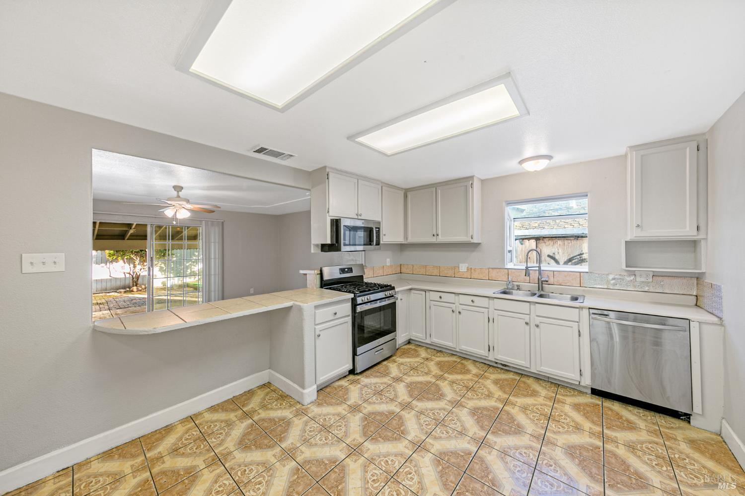 Detail Gallery Image 12 of 48 For 450 Priddy Dr, Dixon,  CA 95620 - 4 Beds | 2 Baths