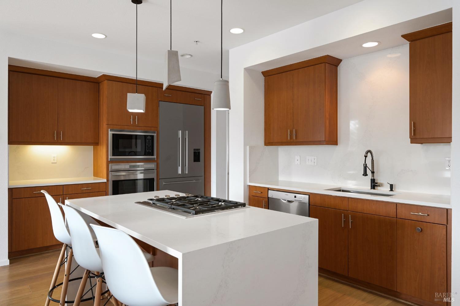 Detail Gallery Image 13 of 44 For 426 1st St, Petaluma,  CA 94952 - 3 Beds | 2/1 Baths