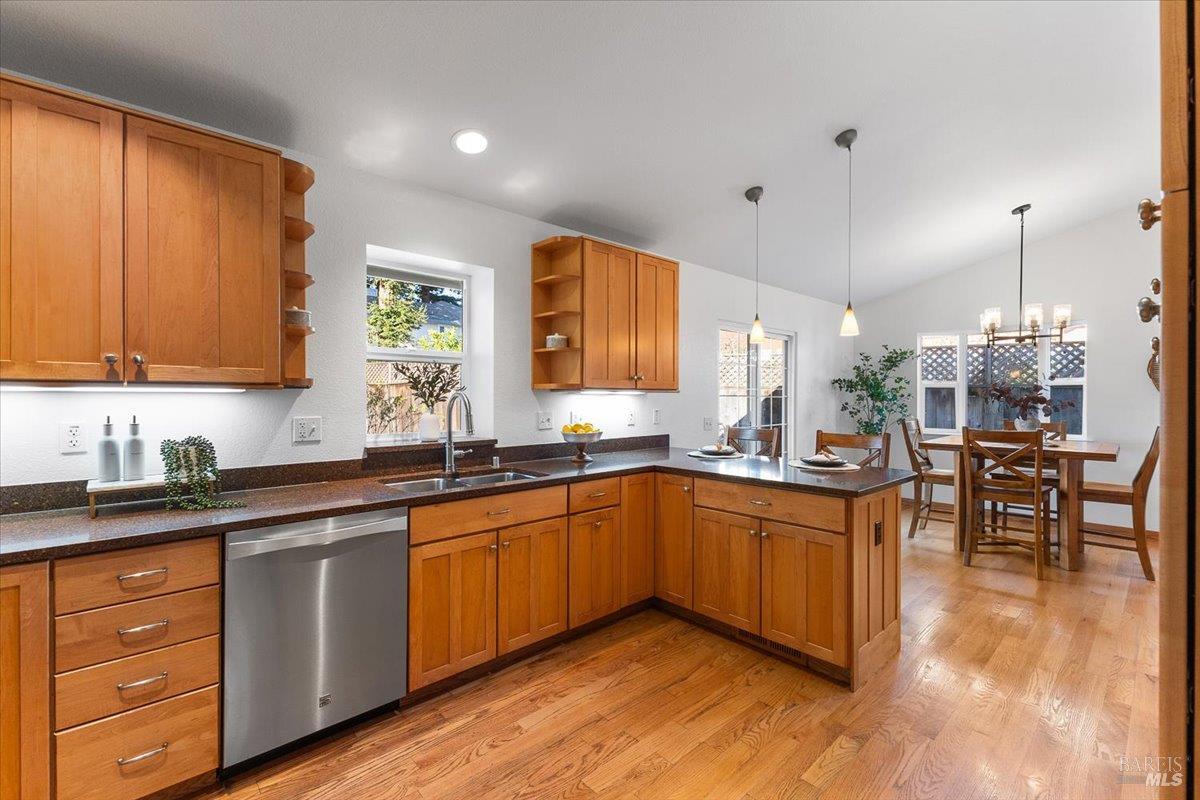 Detail Gallery Image 13 of 43 For 2257 White Chapel Ct, Santa Rosa,  CA 95401 - 3 Beds | 3 Baths