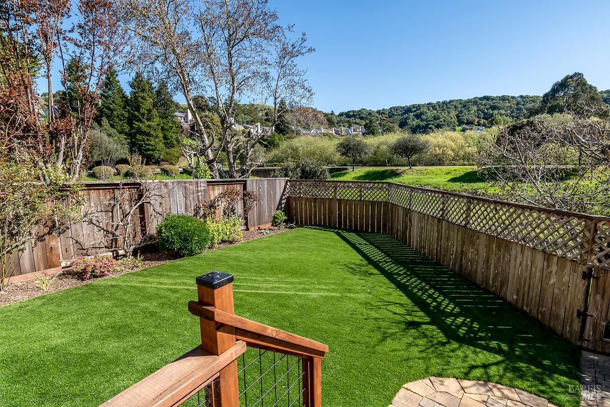 Detail Gallery Image 30 of 40 For 37 Creekside Ct, Corte Madera,  CA 94925 - 2 Beds | 2/1 Baths