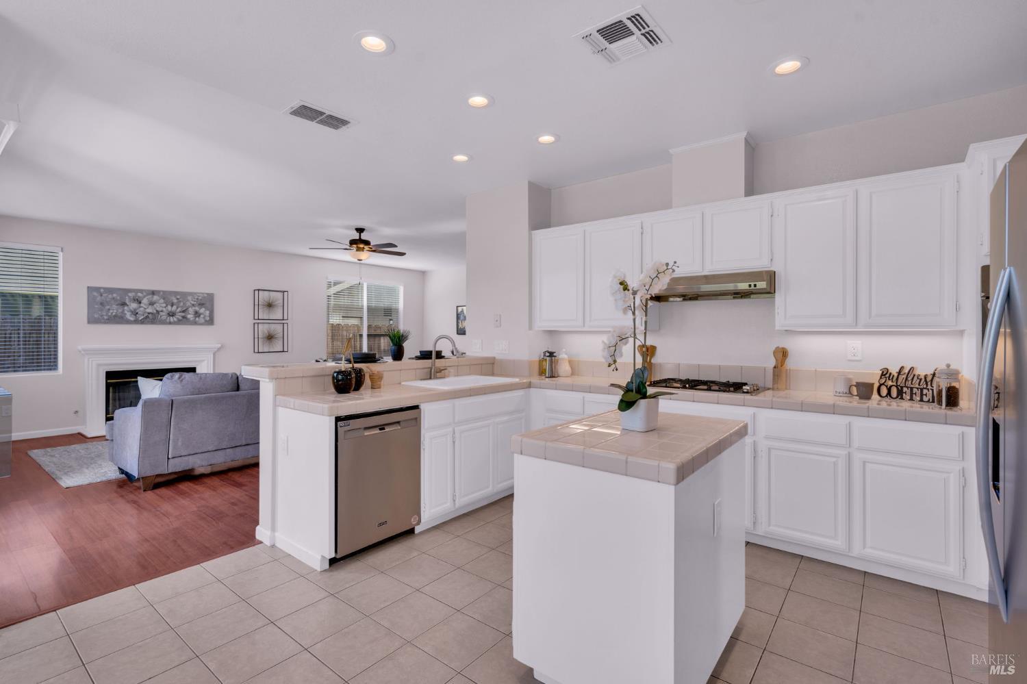 Detail Gallery Image 19 of 61 For 1014 Sandhurst Dr, Vallejo,  CA 94591 - 4 Beds | 3 Baths